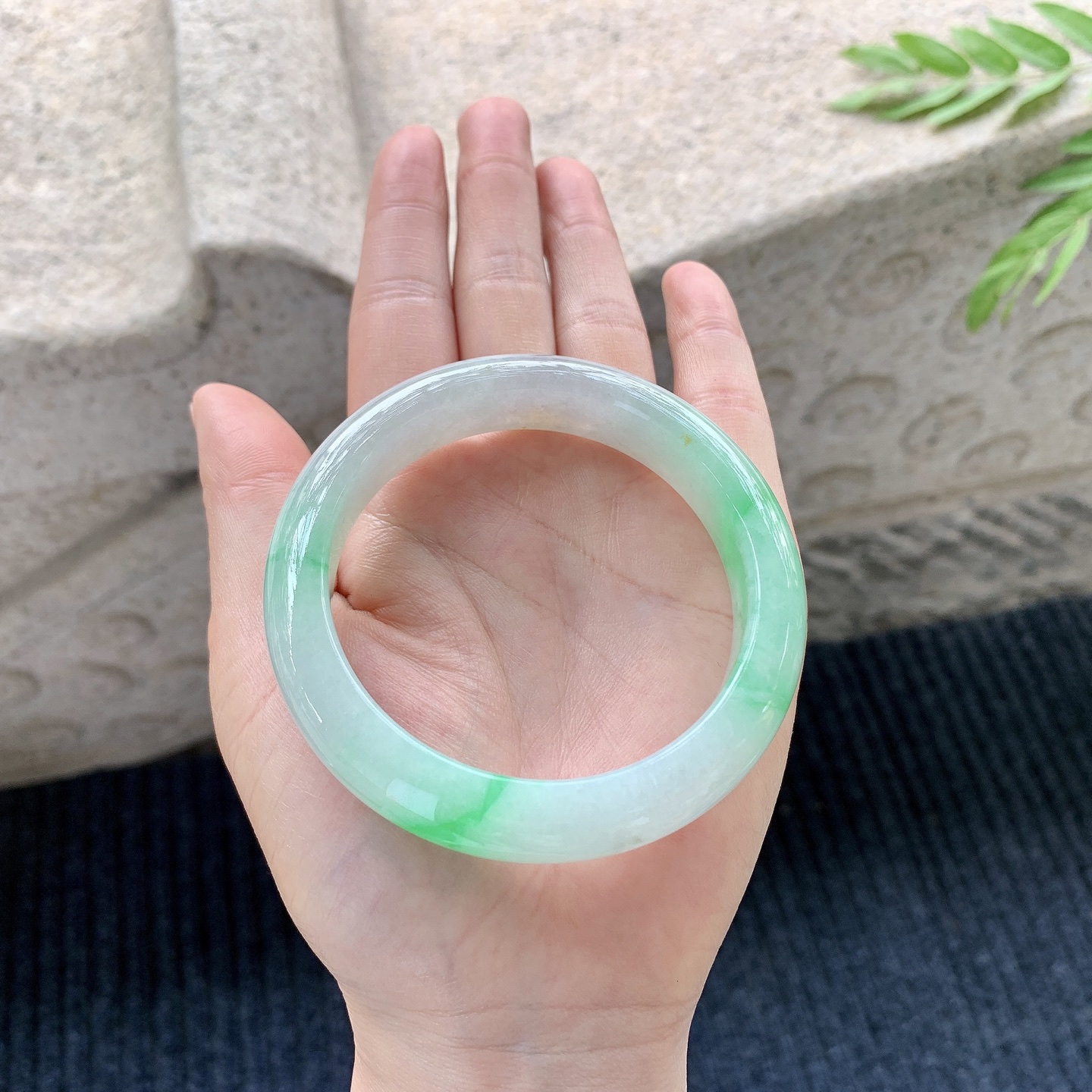 正圈56 57【圈口】57.4/12.9/9.1【编码】A1123072【描述】糯冰飘阳绿，水润，种