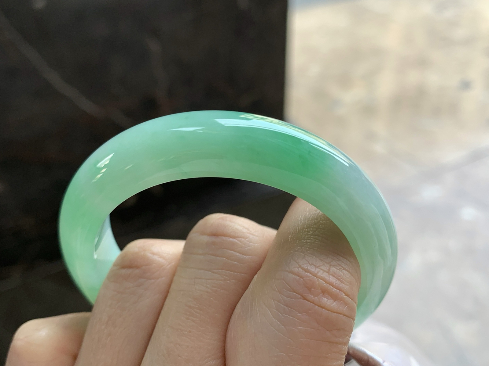 50.5-12.3-8

晴绿手镯^_^玉质温润 细腻