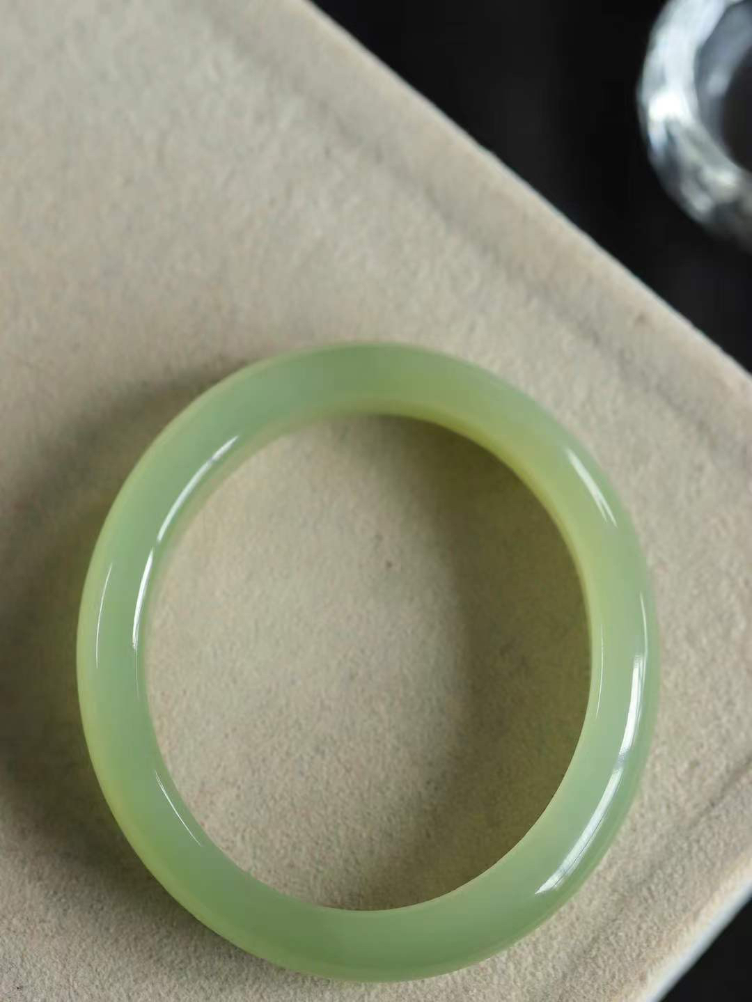 【贵妃镯.玉腕清响】    

精品和田玉晴水贵妃镯，玉质温润细腻 油性十足 相传杨贵妃十分喜爱椭圆形态手镯，后人称其为贵妃镯。因其形与人手腕形相吻合，佩戴更服帖，别具妩媚风格。
重39.5克   正圈内径51-47.5mm尺寸11.8-7.7mm   fDA-88363048