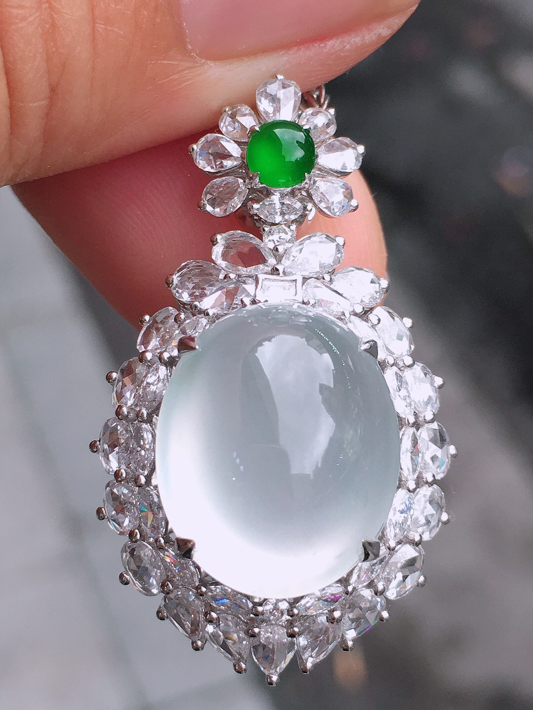 冰种蛋面吊坠，玉质细腻，荧光感超
强，饱满圆润，尽显优雅气质，18k
金豪华镶嵌