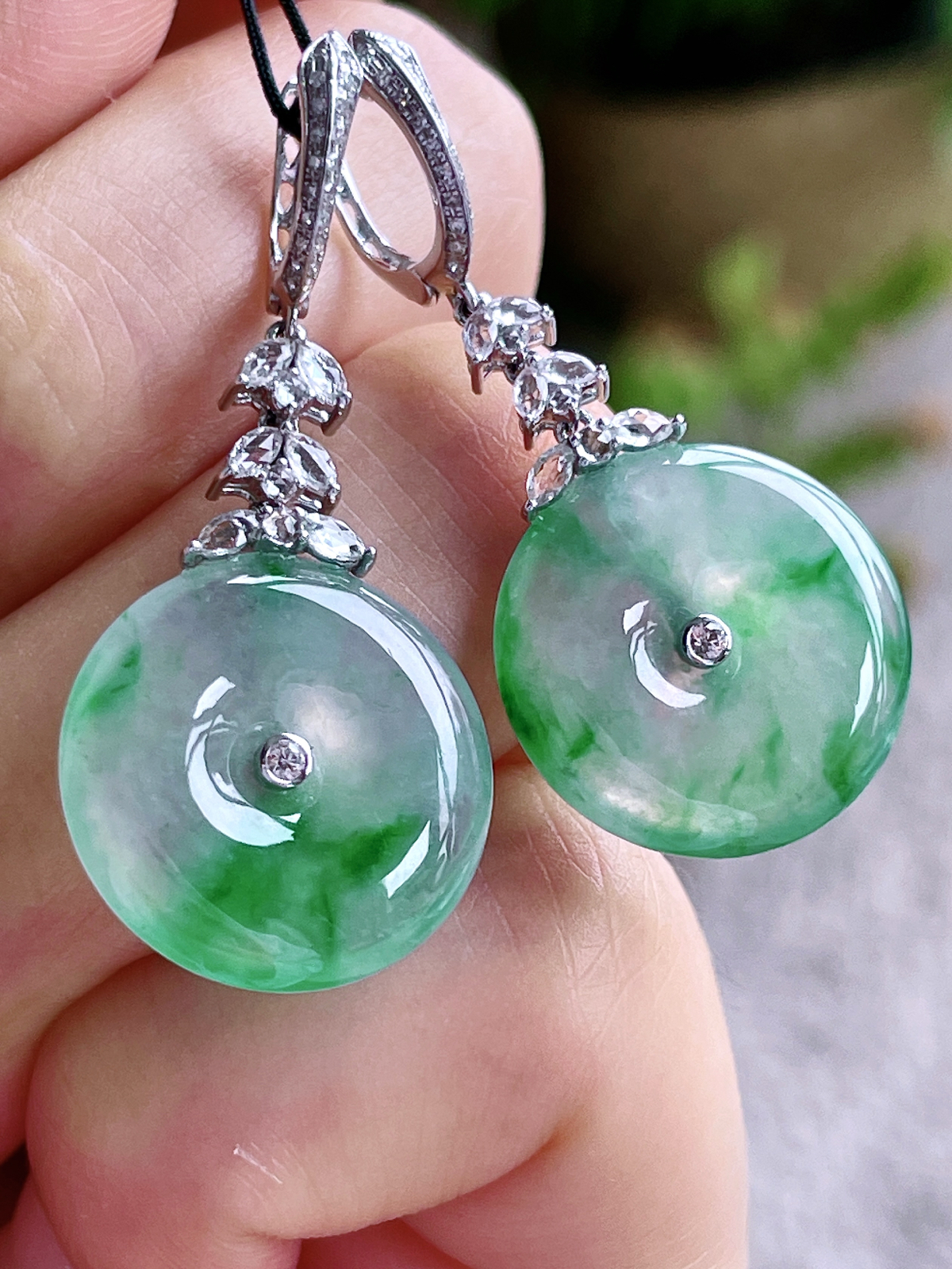 【镶嵌】高冰飘绿花平安扣耳坠 
【说明】缅料 18k金镶嵌 性价比高 飘花
【整体】39.4
【裸