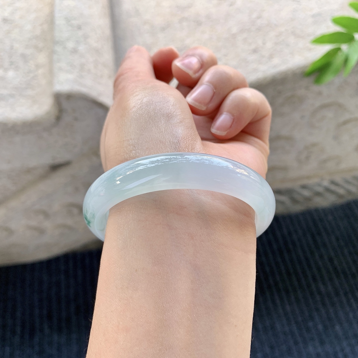 正圈52 53【圈口】53.8/11.4/7.1【编码】A1120641【描述】糯冰飘花，水润，种老，细腻，打灯有 絮线