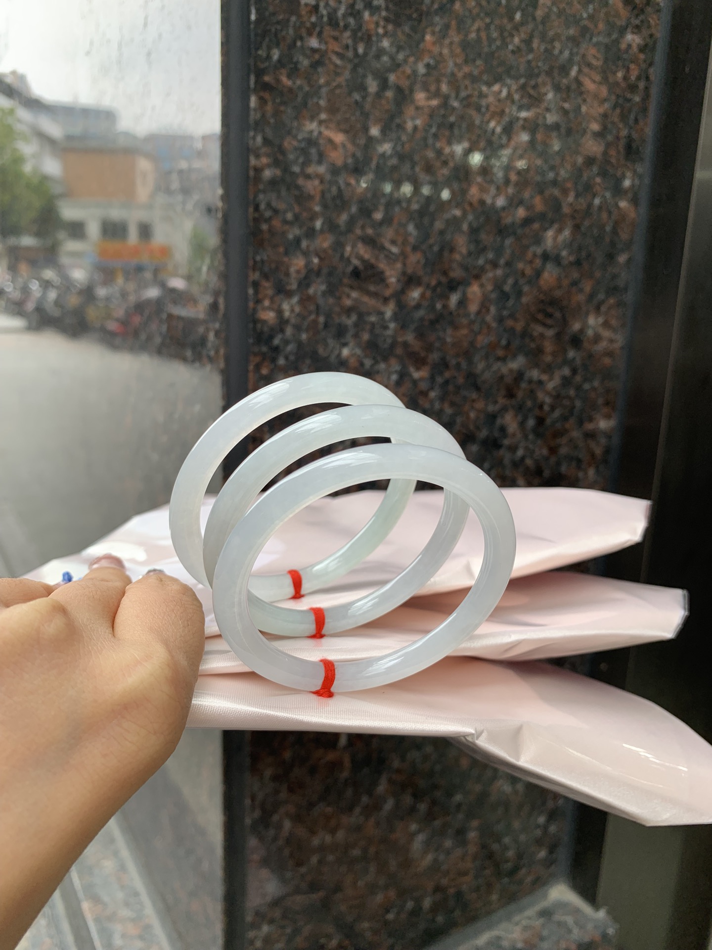 白月光美人条 54.5-7.1-6.1 0412-N410-5 打灯细纹，底妆细腻，水水润润的白月光，如同夜空中最温柔的那一抹月光，轻轻洒落你的手腕，带来一份宁静与雅致