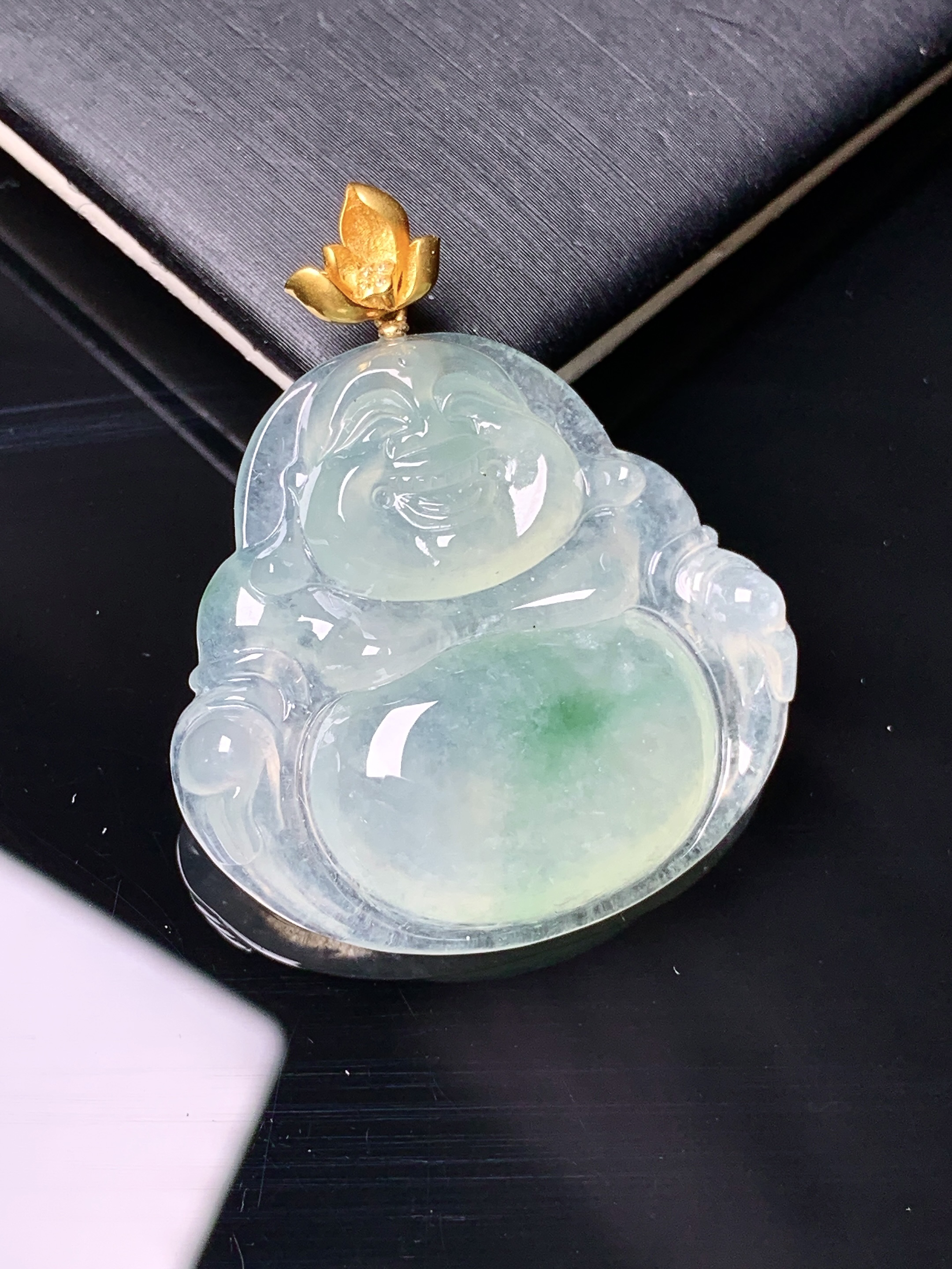 18k金镶嵌冰种飘绿佛公吊坠 玉质细腻 色泽艳丽清新 水润亮眼 整体尺寸37*31*6.2d1