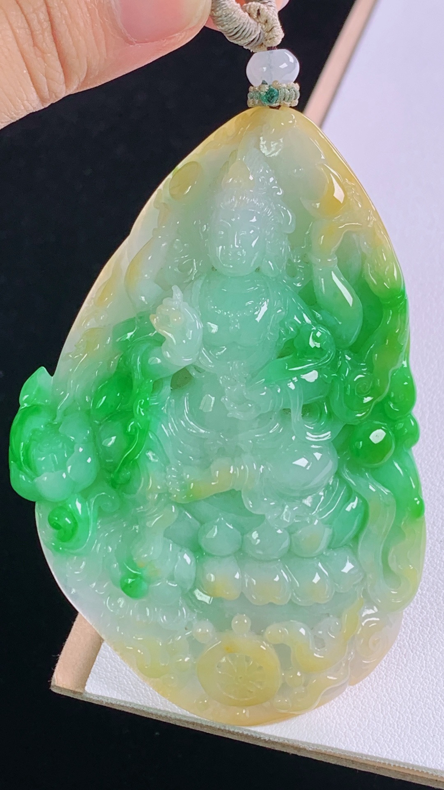 三彩千手观音
色彩丰富，雕工精湛，
尺寸:90.7-83.1-56.7-17.2mm 9