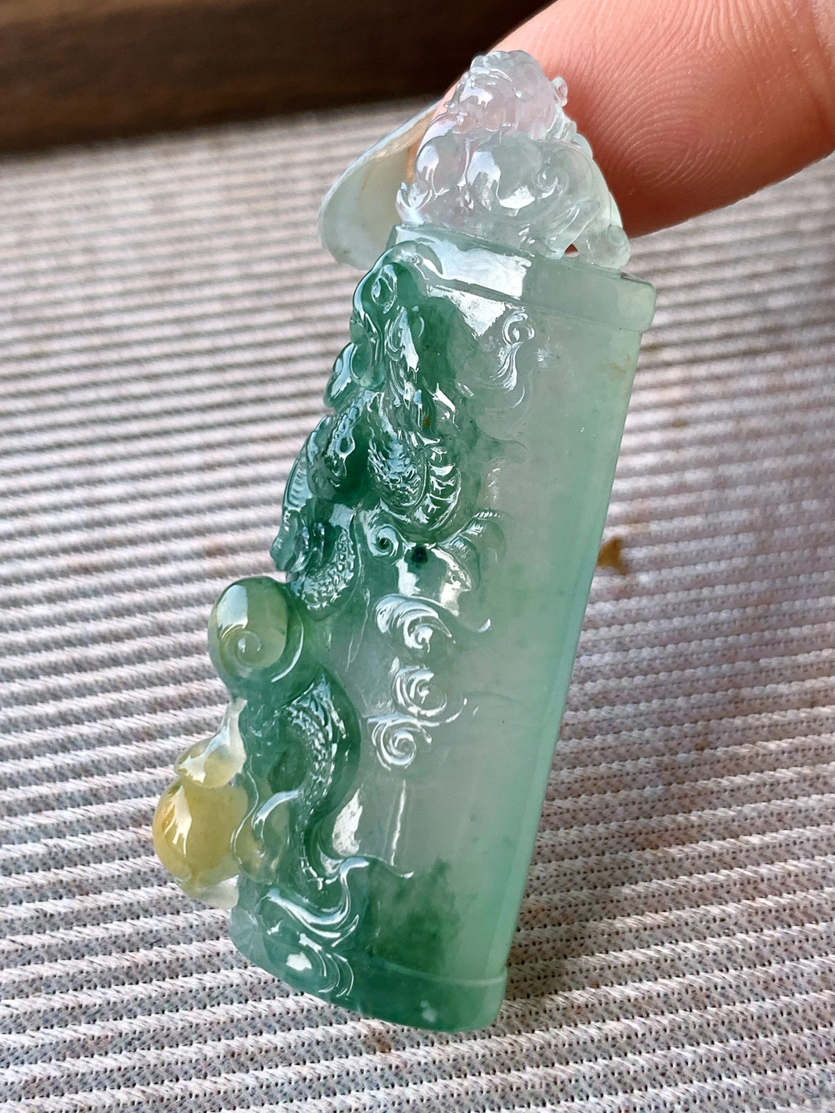 【裸石】️高冰 飘黄翡龙柱飘花生肖龙龙柱貔貅印章
【说明】缅料  性价比高  
【尺寸】55-22-10



· 翠柱藏龙气，襟怀纳百川
· 冰飘黄翡之玉材，融龙柱、貔貅、印章三大吉祥元素于一体，以玉雕工艺雕琢出龙纹蜿蜒、貔貅灵动的造型。将东方传统的瑞兽文化与玉石的自然灵韵结合，打造出兼具观赏、收藏与实用价值的玉雕作品，让瑞气与翠韵共藏于一方玉柱。

· 摆于书房案头，与笔墨纸砚相伴，恰是“瑞印凝翠色，龙貅护文房”，为书斋添一抹雅致的玉韵与祥瑞。