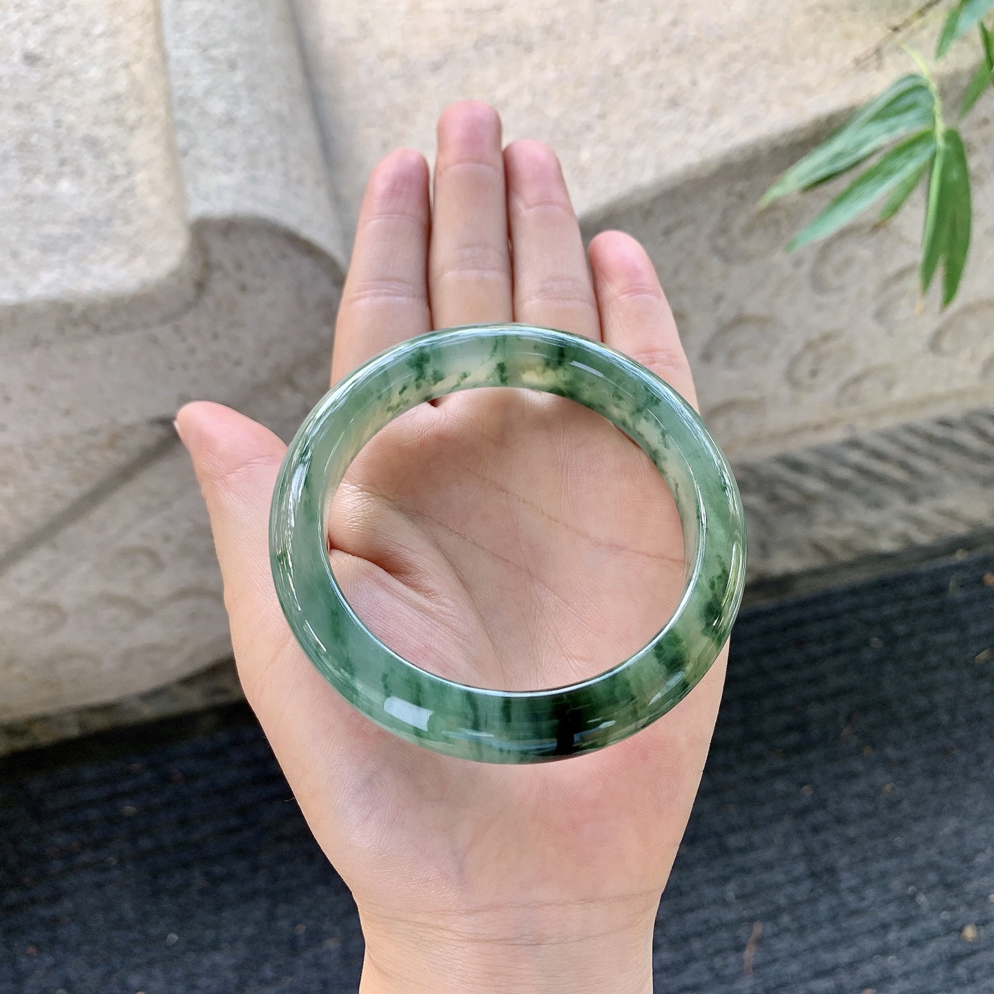 正圈57 58【圈口】58.7/12.2/9【编码】YT121382【描述】糯冰飘绿花，种老，细腻，无裂