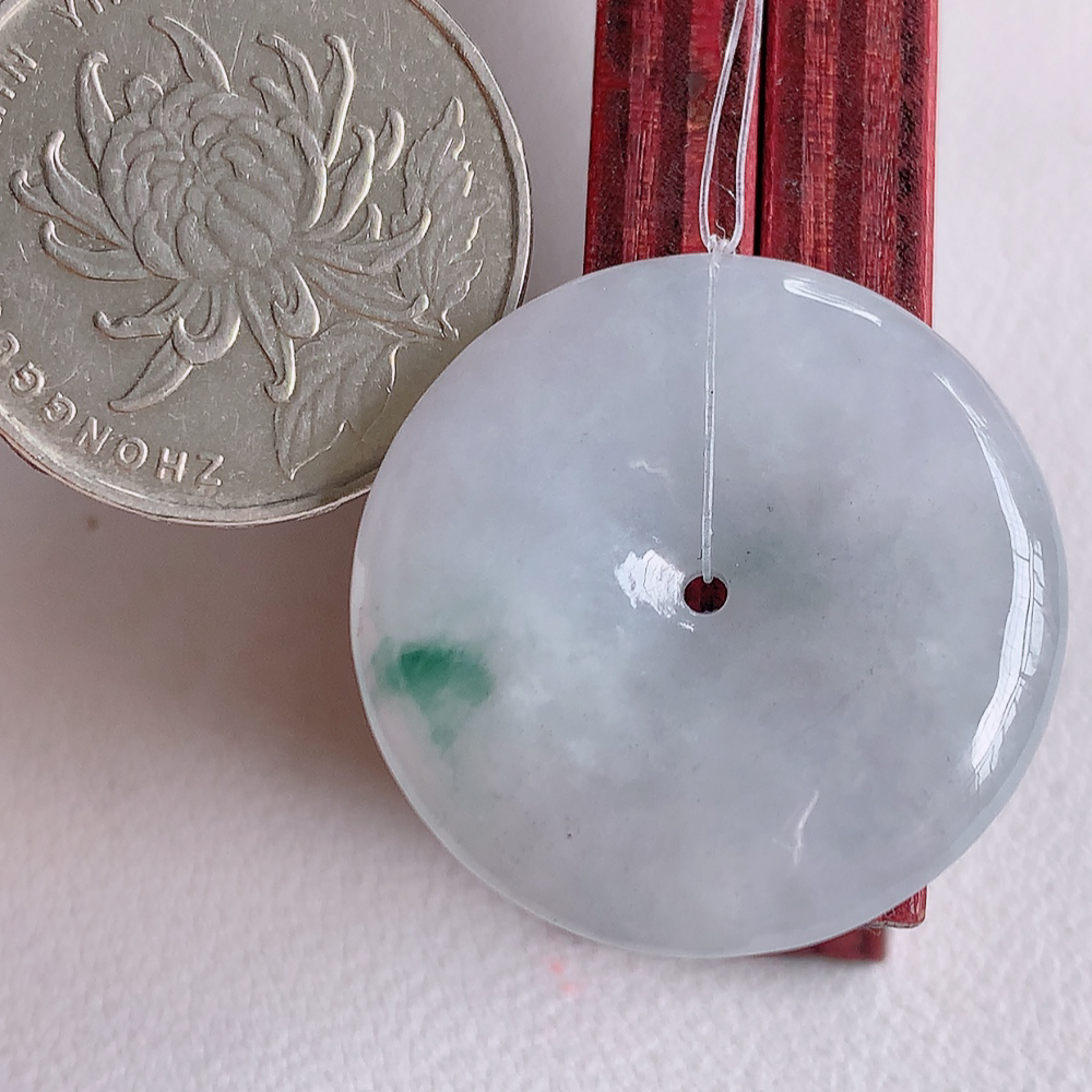 冰润飘花平安扣吊坠，厚装饱满，冰润剔透，细腻水足，种质润泽，飘花灵动，佩戴优雅大气，W49.11   尺寸：27-5.8mm