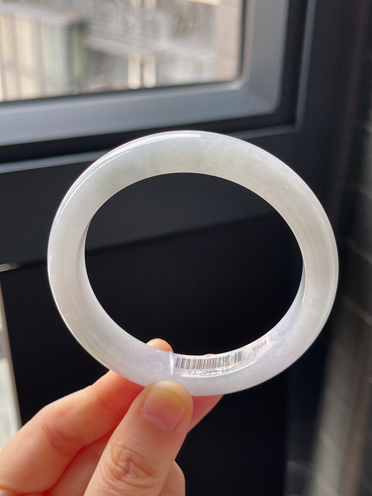 正圈56.8圈口，翡翠冰糯种淡绿色手镯