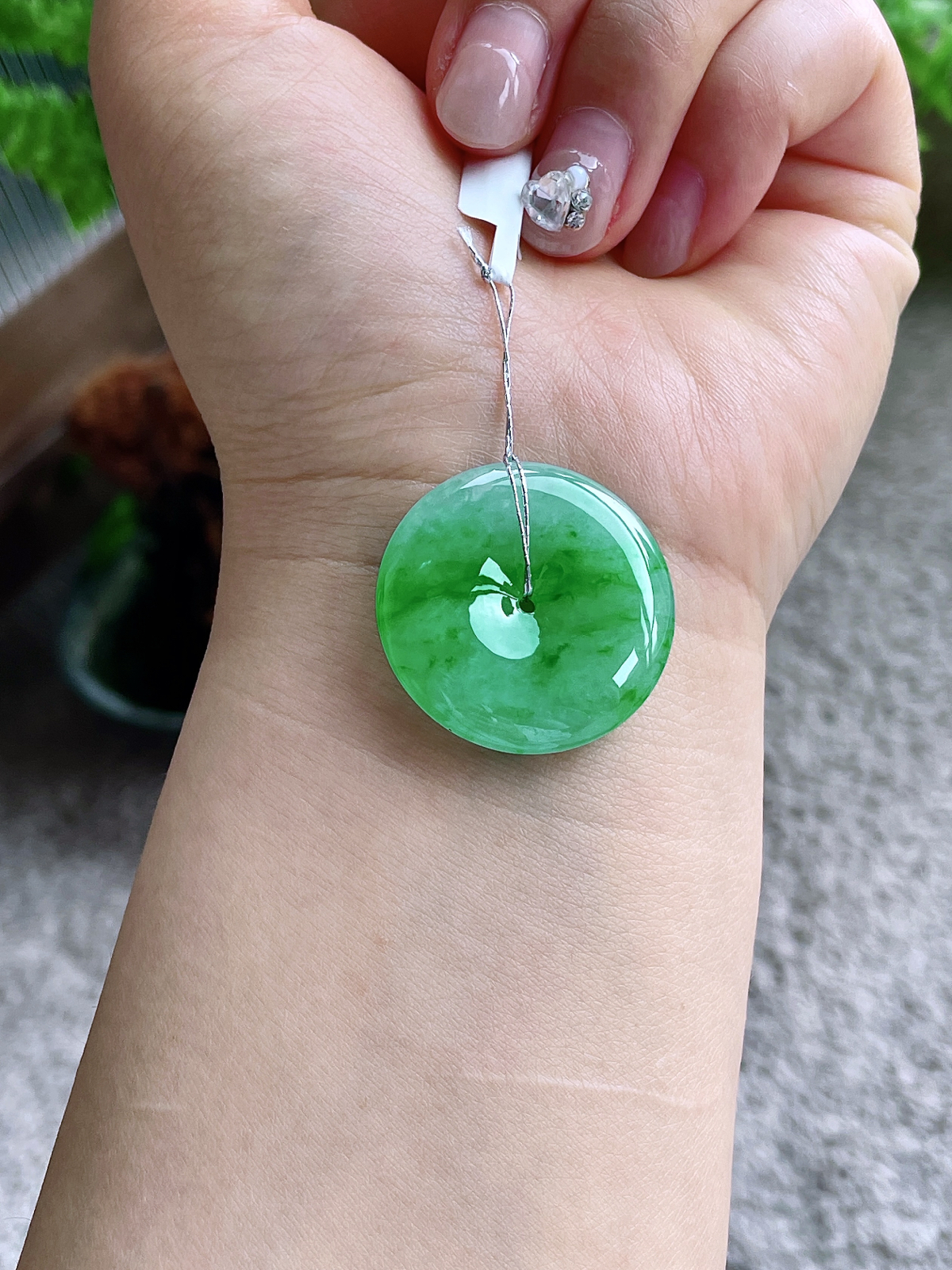 【裸石】高冰阳绿平安扣吊坠
【说明】缅料 性价比高  
【尺寸】30-5.7