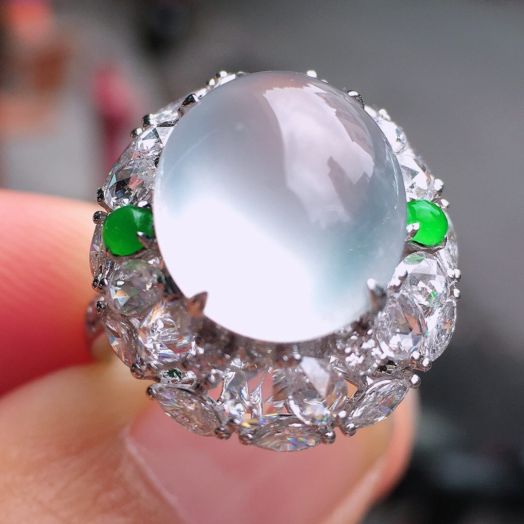 冰种蛋面戒指，玉质细腻，荧光感超
强，饱满圆润，尽显优雅气质，18k
金豪华镶嵌