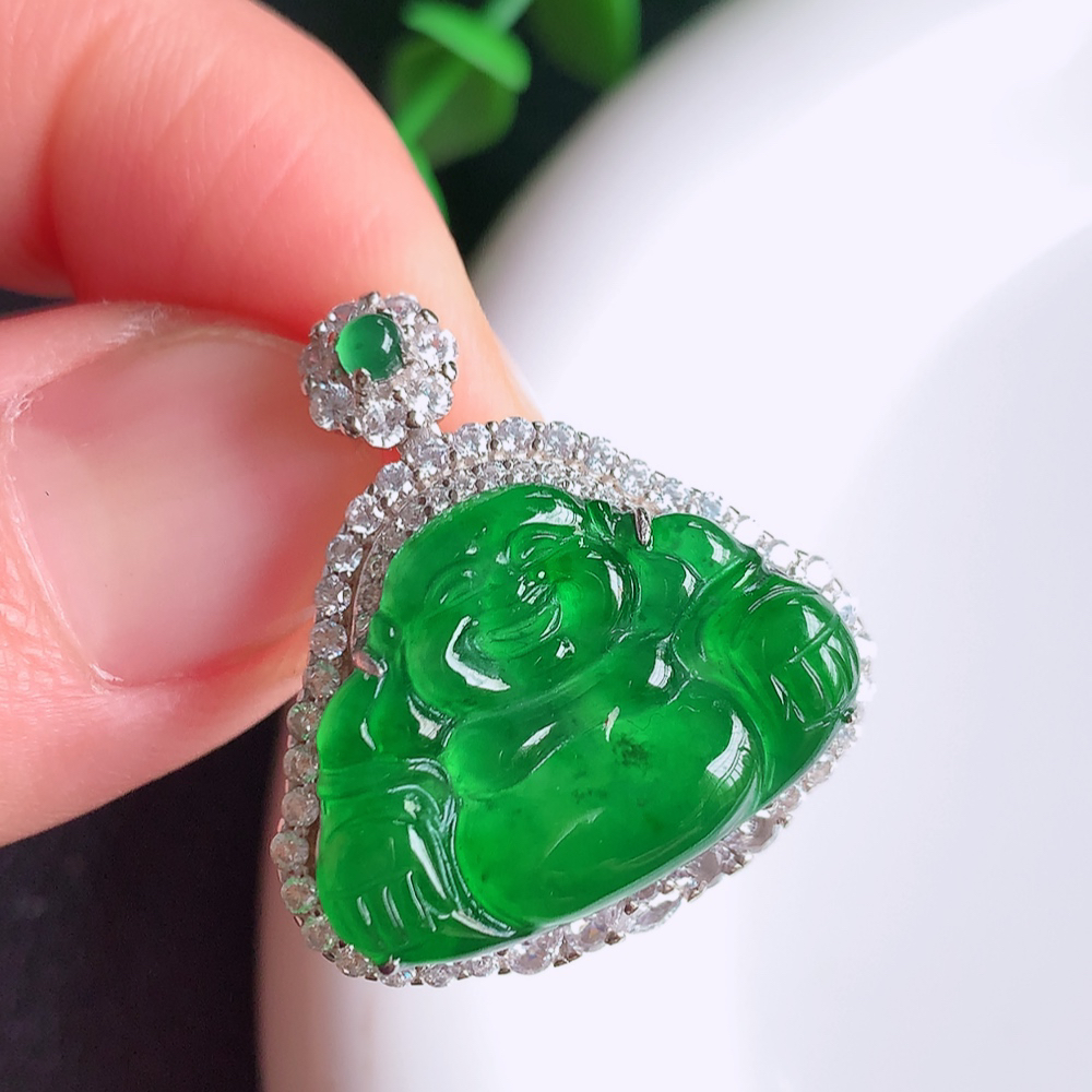 冰润满绿925银镶佛公挂件 玉质细腻  精雕弥勒佛，笑佛福耳垂肩，面相喜庆，开怀大笑，憨态可掬。惟妙惟肖，寓意福禄双全，吉祥美满，笑口常开 W481.11  整体尺寸：26.8-25-9mm   裸石尺寸：15.8-22.5mm