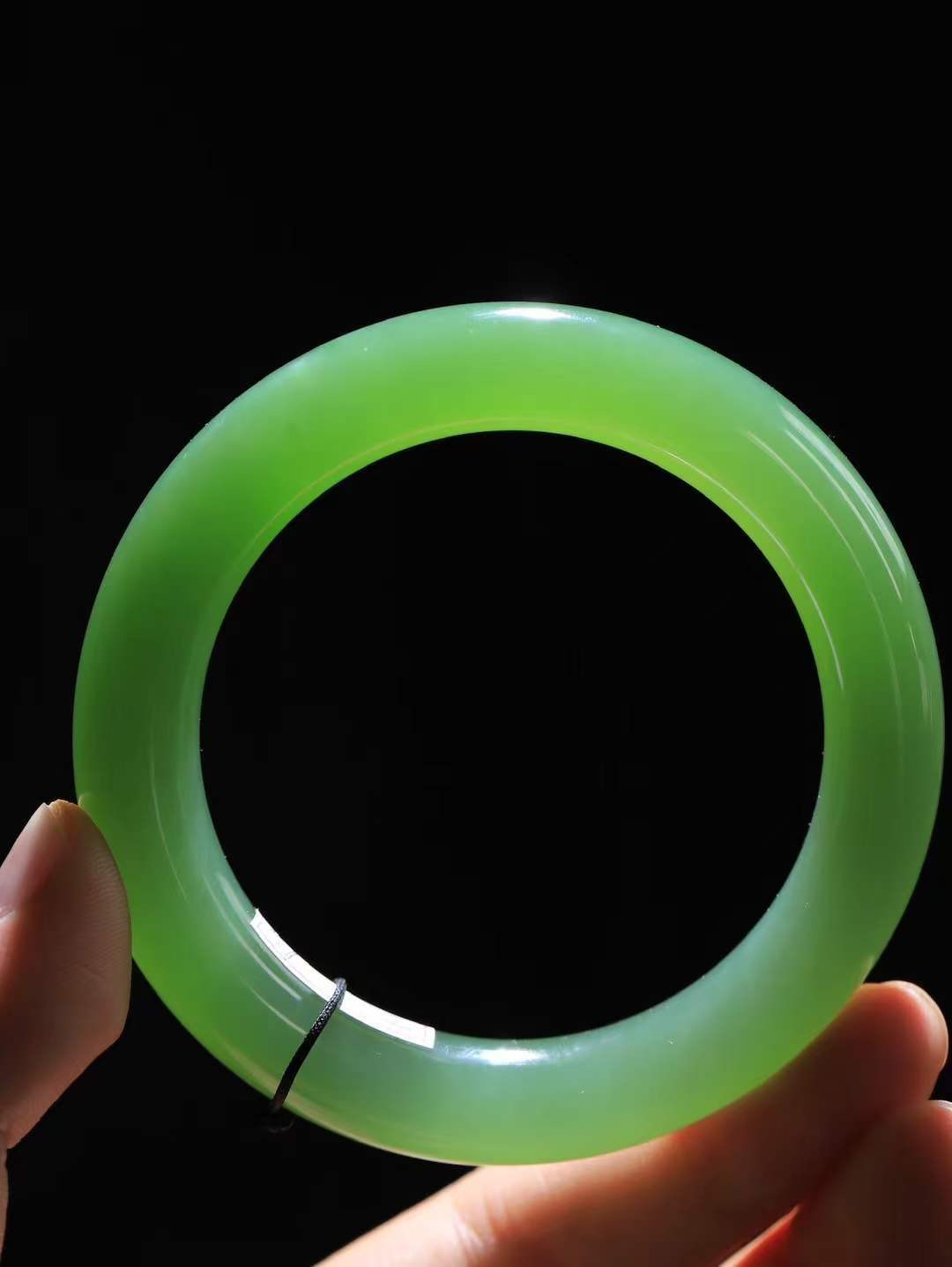 （碧色荡漾.手镯）

收藏级臻品和田玉碧玉起荧光手镯，灼灼其华想像靓妆淡伫 ，腕间绿意跳脱冰壶莹，坐间静对，姑射仙姿潇洒处，艳冶最奇料子油润滋腻镯型饱满，手感上佳。重69.2克   内径56.5mm尺寸12-11.5mm  24471113T