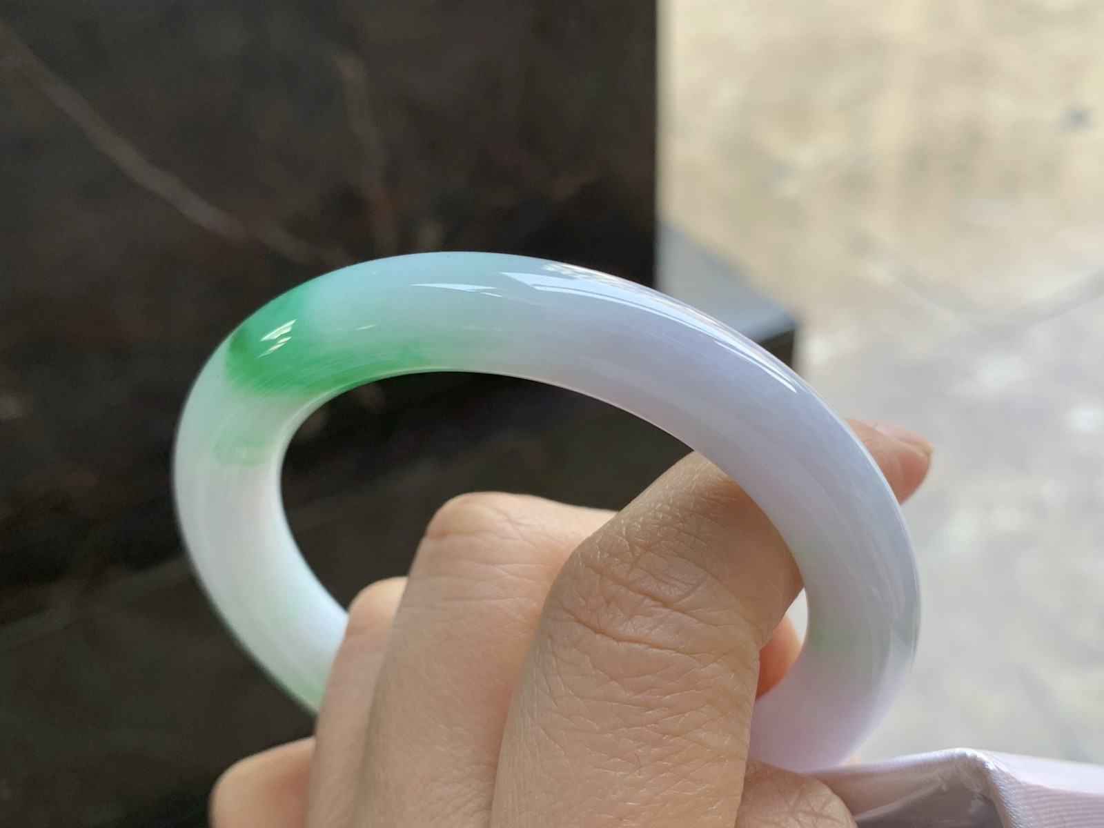 52.5-9.8

飘绿圆条手镯^_^玉质温润 色阳细腻