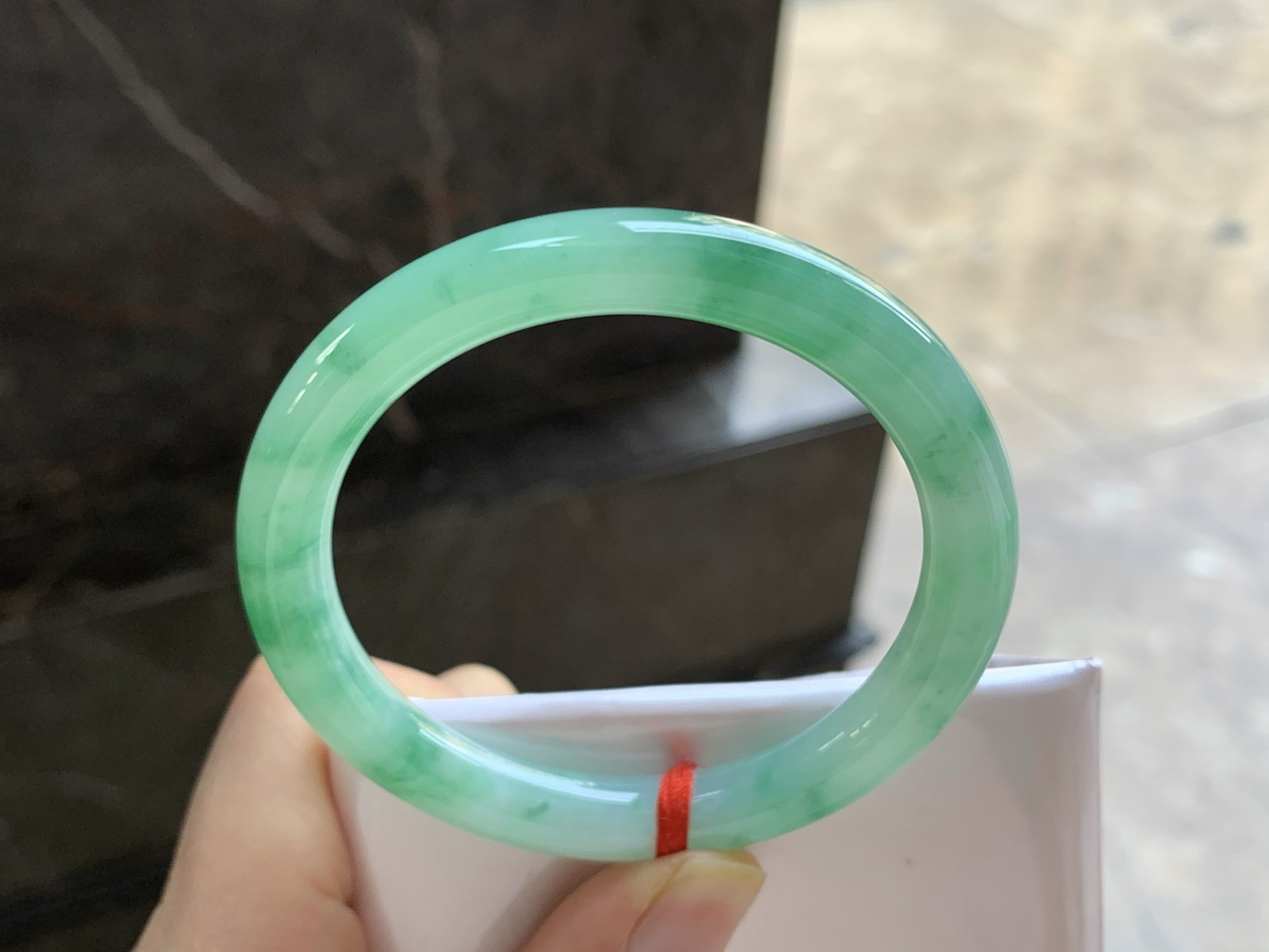 52-9

飘绿圆条手镯^_^色阳 细腻