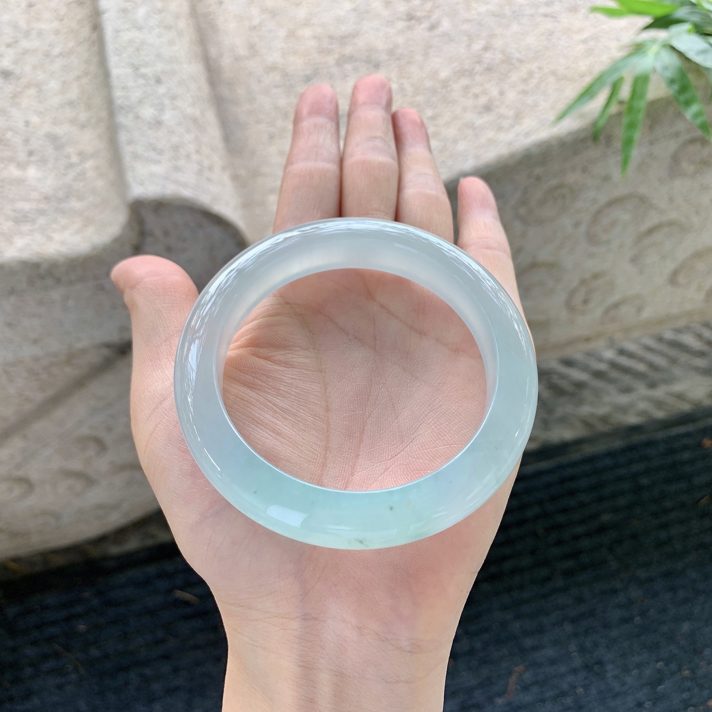 正圈57 58【圈口】58.3/12.3/9.5【编码】BA120768【描述】冰糯晴底，水润，种老