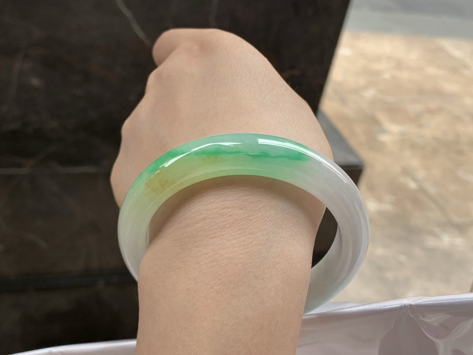 56-12.4-8.5

黄加绿手镯^_^玉质温润