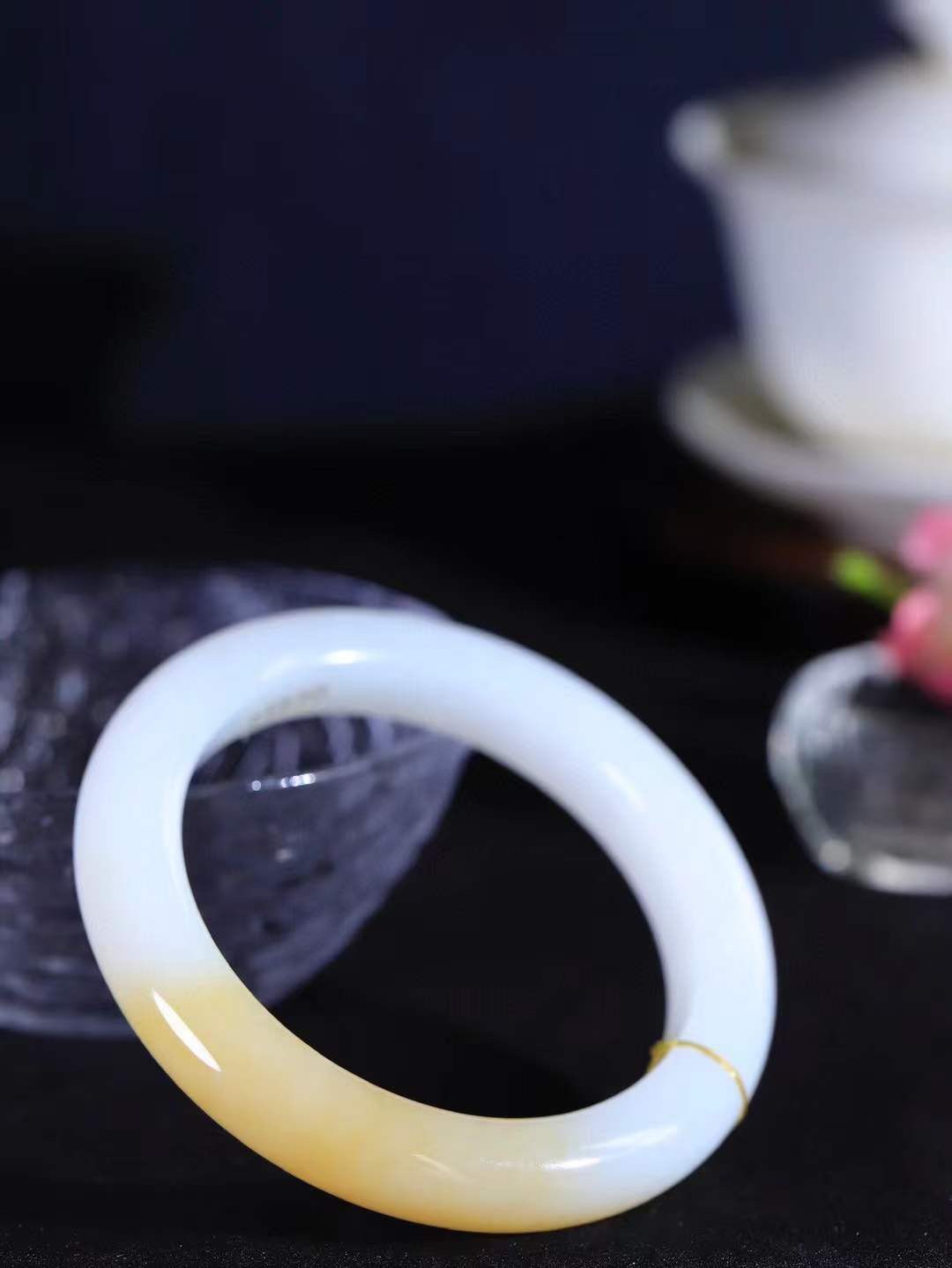 【柔情素语·手镯】

精品和田玉糖白玉手镯，玉质细腻温润，手感舒适，️线条流畅，简约大气，美自天成，佩戴于腕间，婉约之美，举手投足间透出那份低调奢华，醉人心扉。重63.2克 内径圈口58.5mm  尺寸12.2-10mm   FDA-55401103