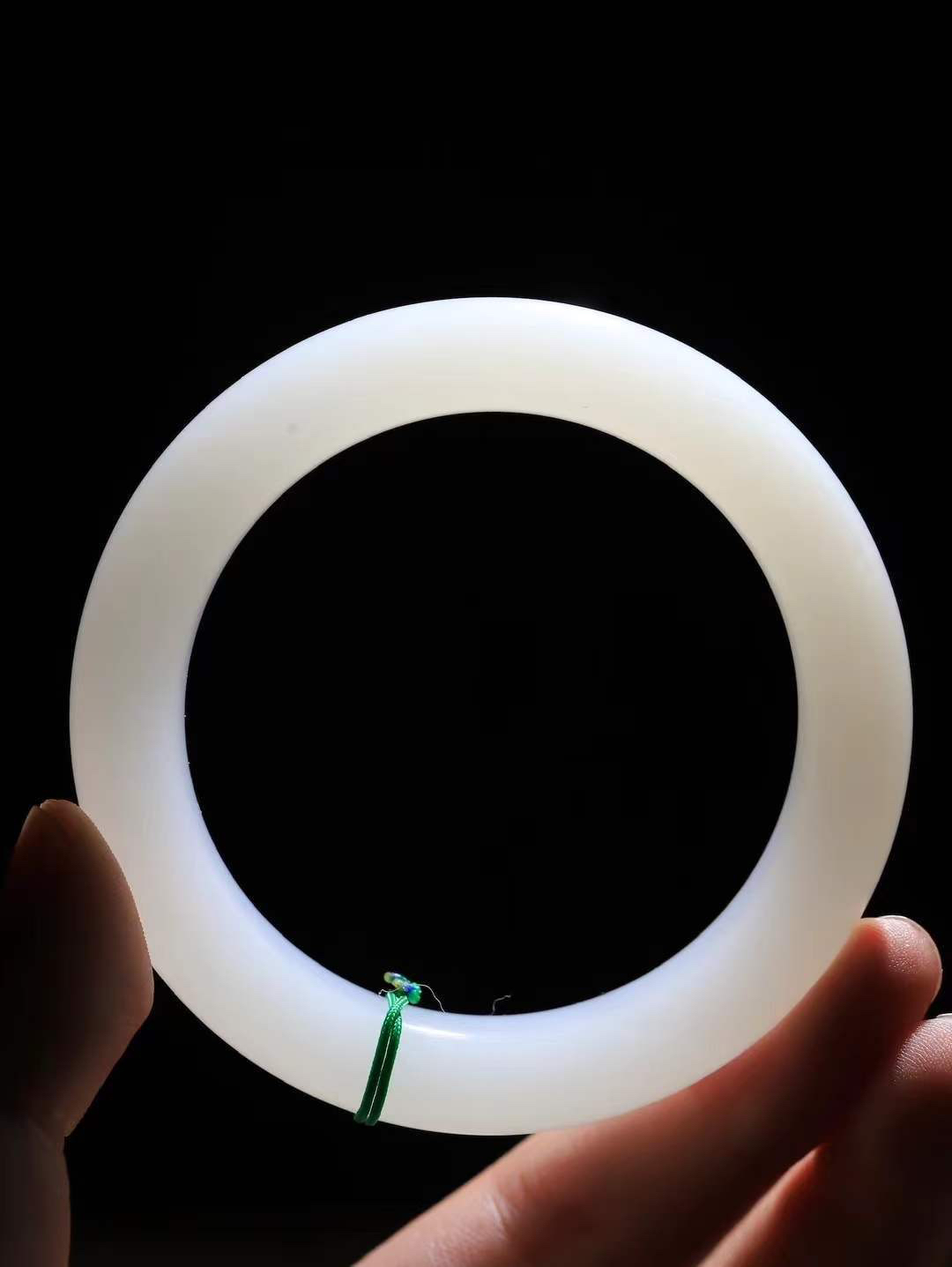 【情有独钟.手镯】

精品和田玉白玉手镯 玉质温润细腻 油性十足 手感舒适，高华雅逸，线条流畅，简约大气，美自天成，素雅高贵。佩戴于腕间，婉约之美，举手投足间透出那低调奢华。重75克 内径57.5mm 尺寸13-10.5mm   FDL-79401251