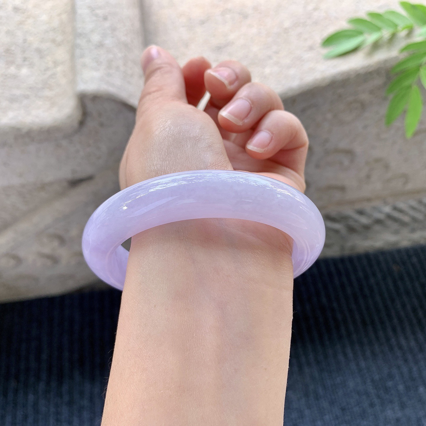 正圈59 60
【圈口】60.5/13.1/9.1
【描述】紫罗兰，满紫，水润，种老，细腻，打灯有晶体线！