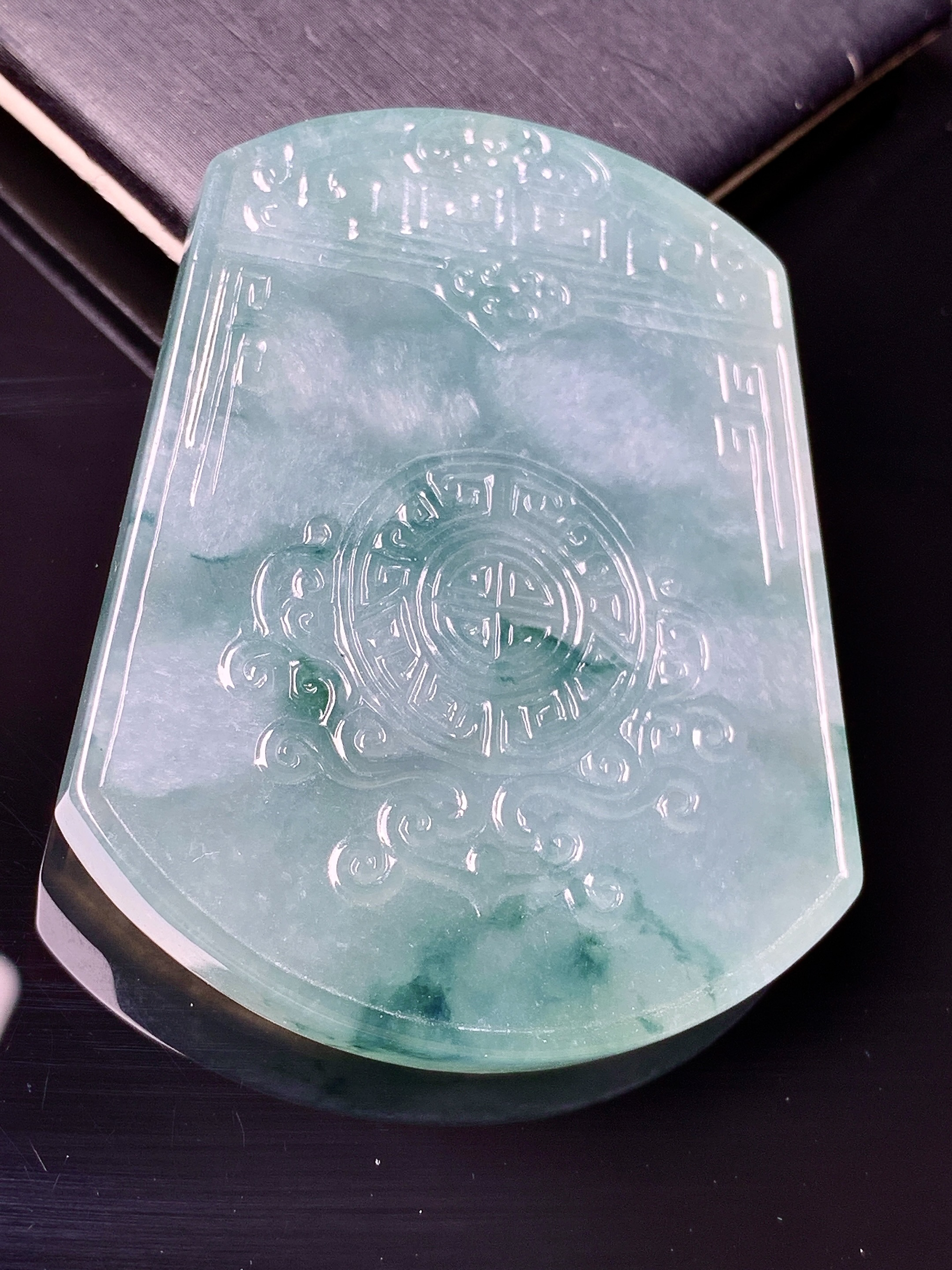 飘绿雕花牌吊坠 玉质细腻 色泽艳丽清新 水润亮眼 整体尺寸54*43*5.8d1