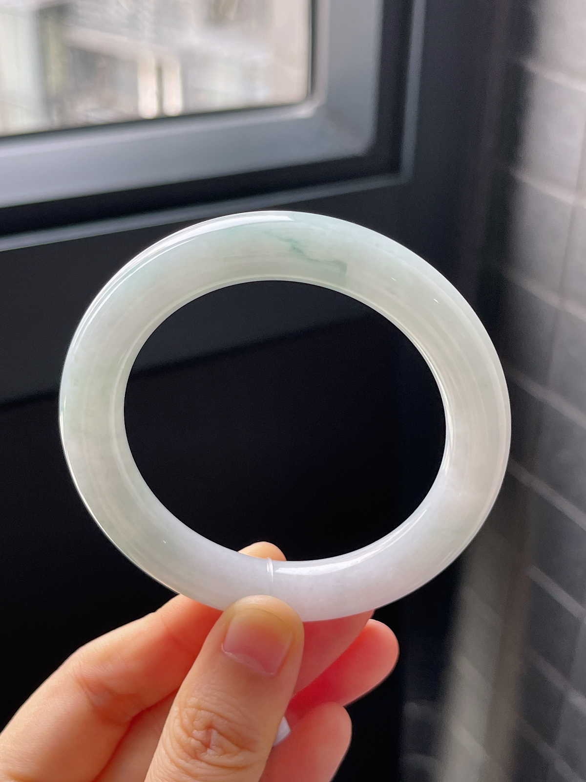 圆镯52.3圈口，翡翠糯化种淡绿色手镯