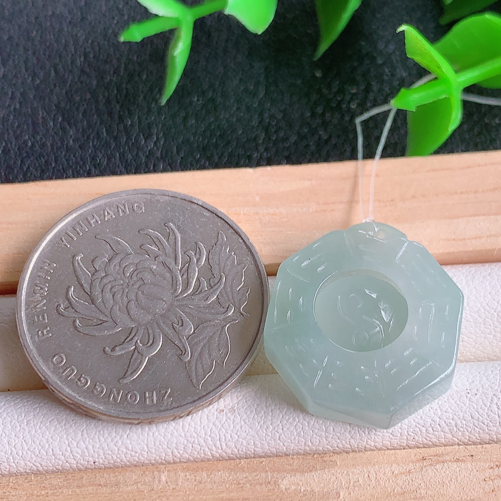 冰润精雕翡翠八卦吊坠，寓意“时来运转，财源滚滚” 寓意佳，颜色清爽，佩戴效果优雅迷人！性价比超值！W49.11 尺寸：18.2-5mm