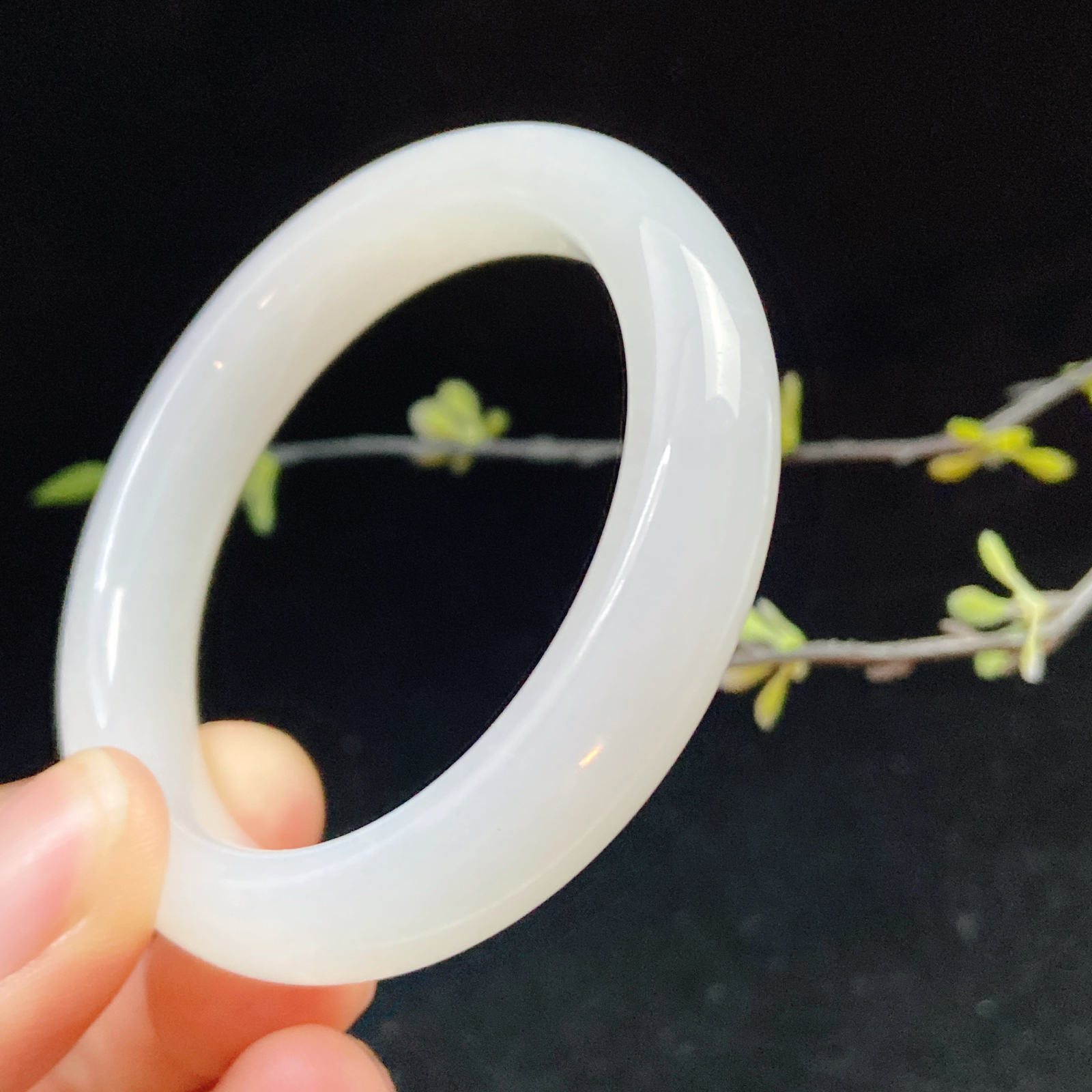 俄料57.5羊脂白玉手镯和田玉山料57圈口手镯58圈口宽12.5厚9无裂无杂无水线 细腻 高脂粉，高品质，萦绕腕间时，古韵不失时尚，素雅不失品味，细腻光滑的触感，使人沉醉，气质高雅 魅力动人