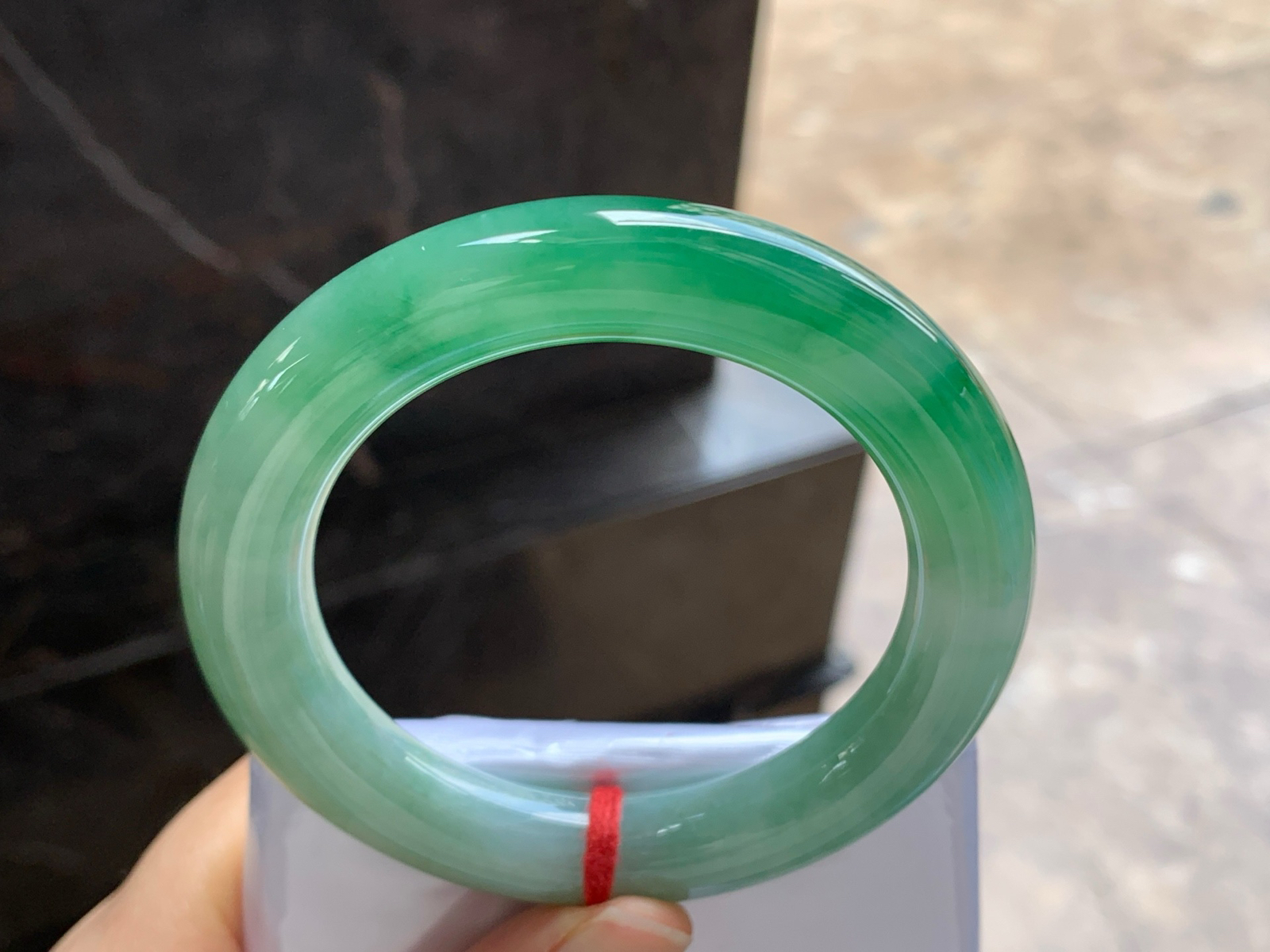 54-11

绿色圆条手镯^_^鲜艳 玉质温润