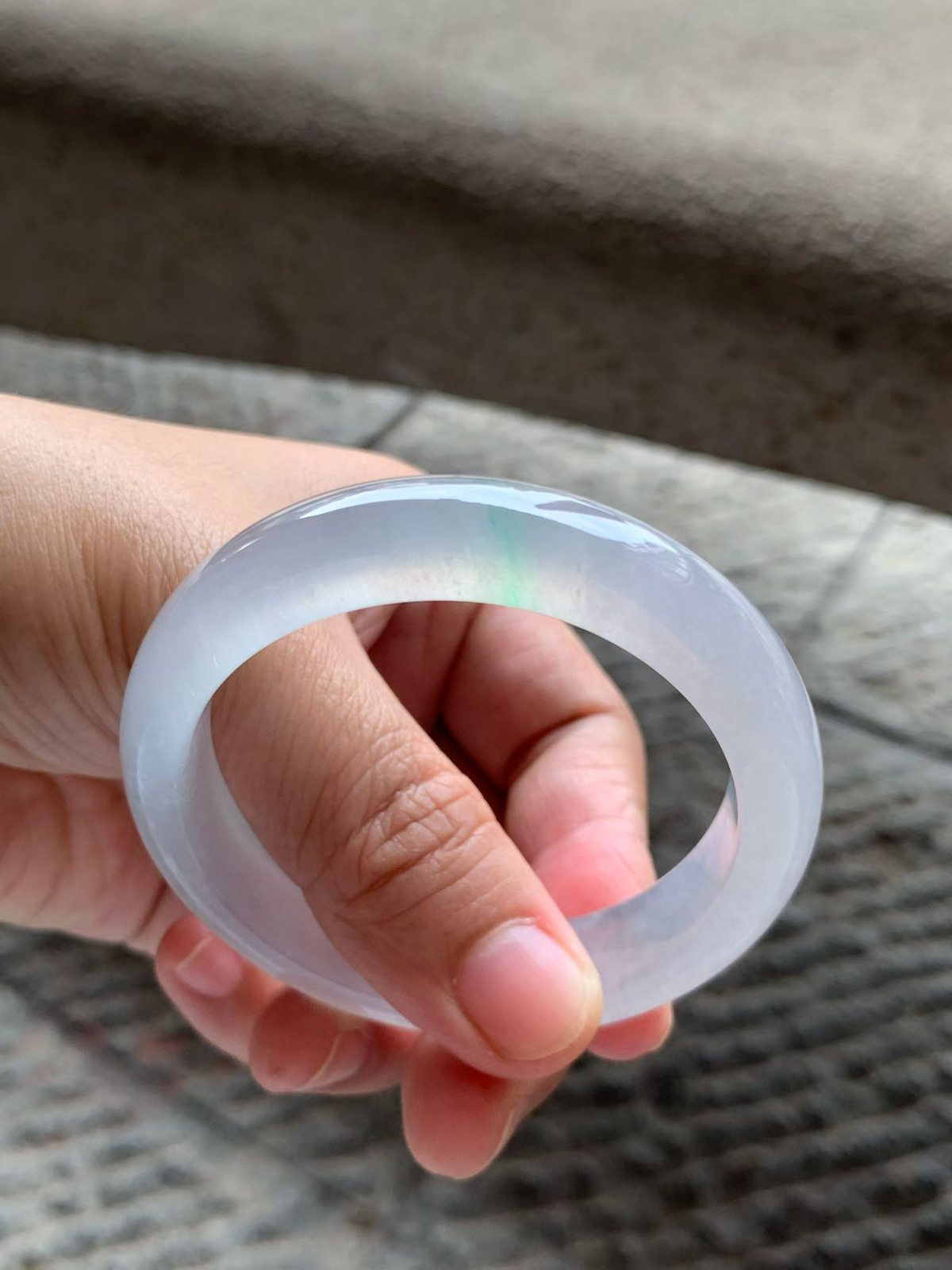 飘绿丝正圈手镯，尺寸53*12.5*8.5 老坑种水，底子纯净细腻，通透无比，清润水灵，起光起胶，微淡紫底，色调柔和，一抹绿花灵气清新！