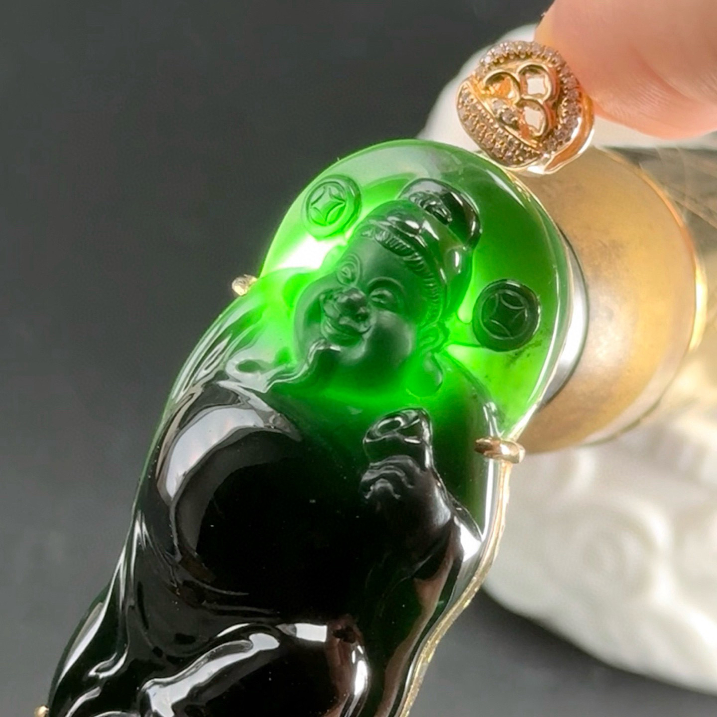 精品18k墨翠财神 种好色正 黑度极好 打灯通透 油性十足 尺寸55.6