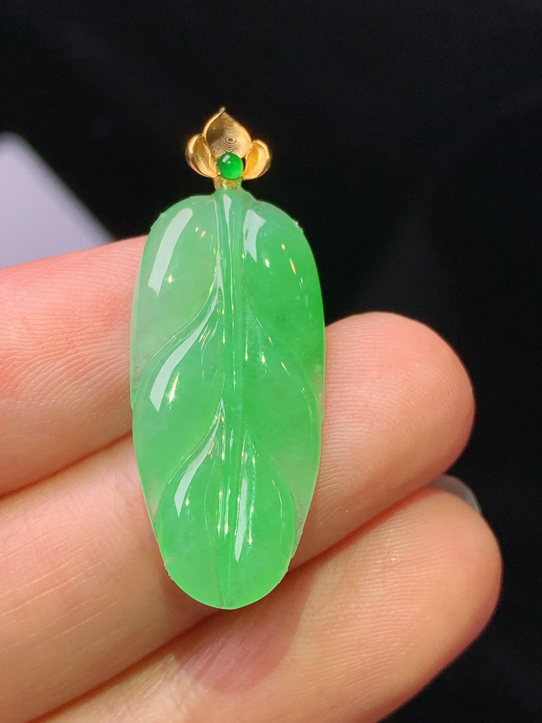18k金镶嵌翠绿树叶吊坠 玉质细腻 色泽艳丽清新 水润亮眼 整体尺寸33.2*12.8*3.5j2