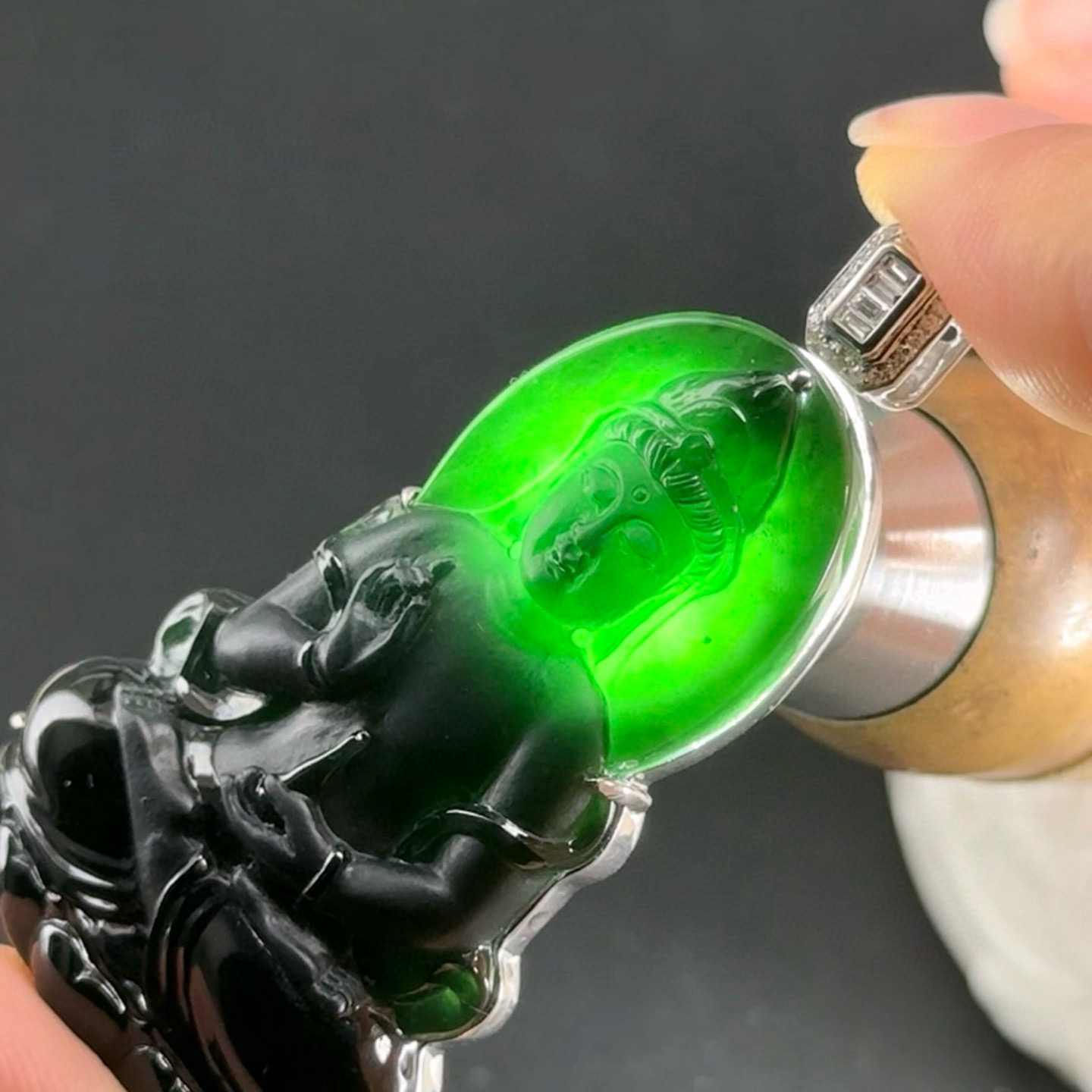 精品18k墨翠观音 种好色正 黑度极好 打灯通透 油性十足 尺寸54.6