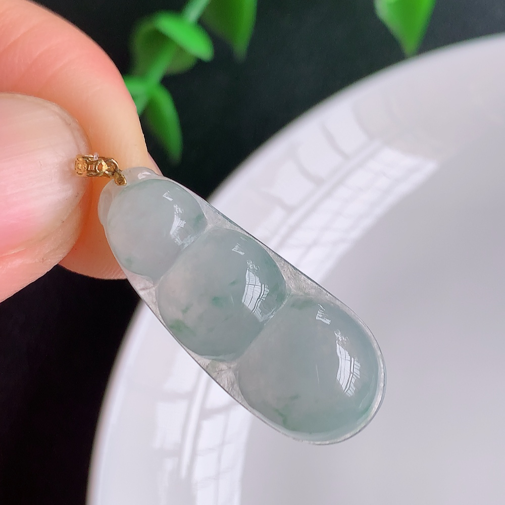 18k金扣冰润飘花福豆翡翠挂件，老种飘花  冰清玉洁  胶感十足  寓意“四季平安，福气满满”颜色鲜艳，清新自然，饱满通透   W49.11  尺寸：27.8-11-5.2mm