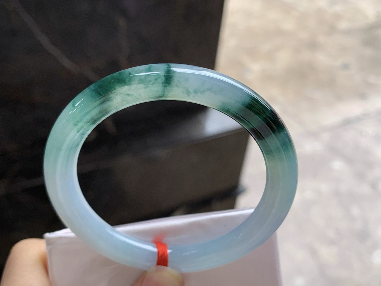 52-8.5

飘花圆条手镯^_^鲜艳 玉质温润