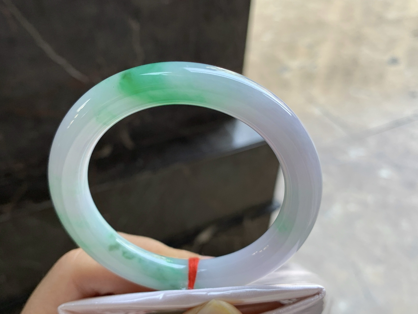 52.5-9.8

飘绿圆条手镯^_^玉质温润 色阳细腻