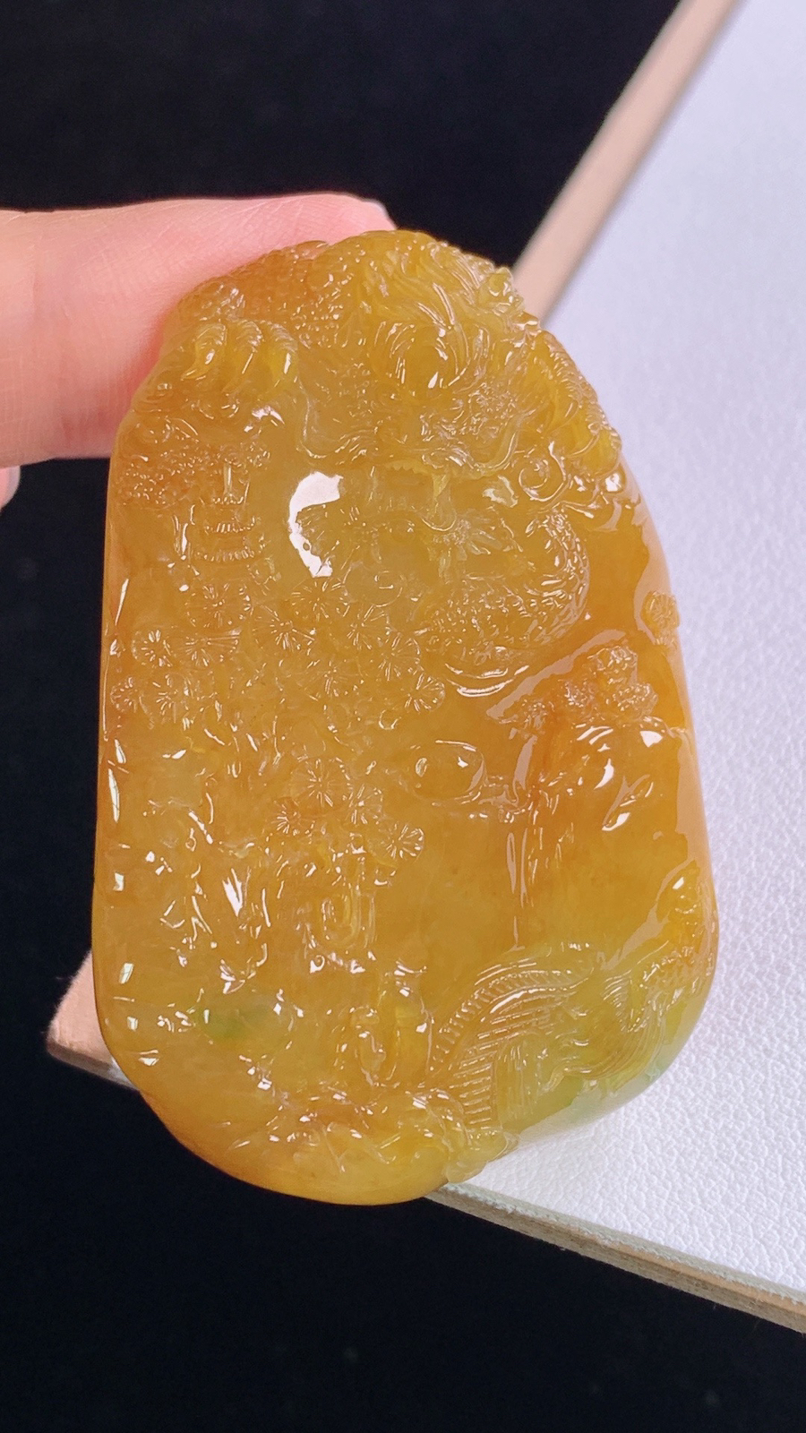 黄翡山水牌
天然黄翡，雕工精湛，
尺寸:55.6-36.9-11.7mm 9