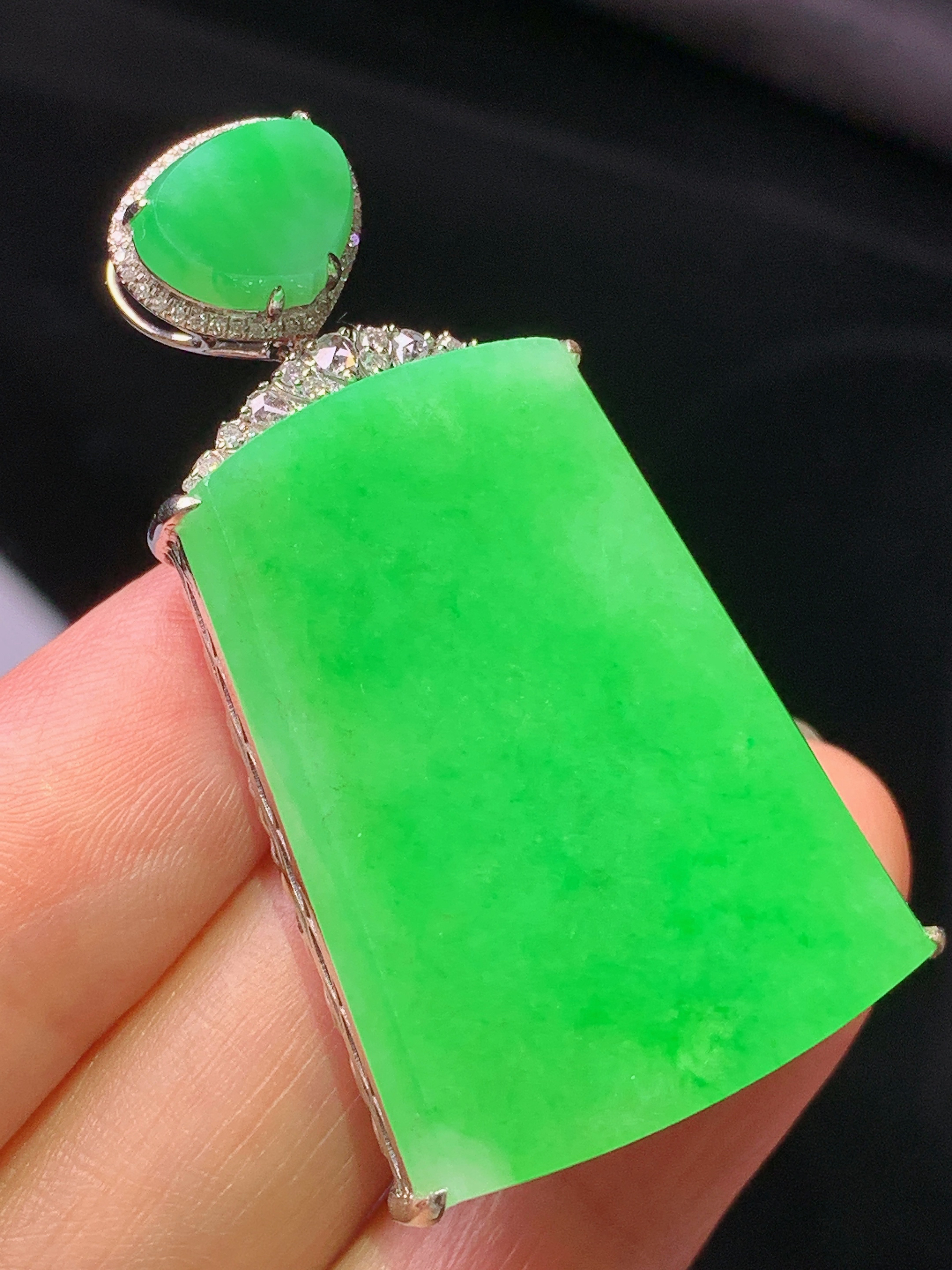 18k金钻镶嵌翠绿无事牌吊坠 玉质细腻 色泽艳丽清新 水润亮眼 整体尺寸46.5*24.3*9.5j