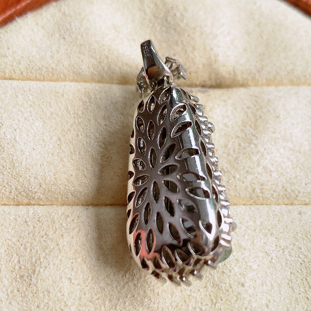 冰润满绿无事牌翡翠吊坠，平平安安，万事如意，沁人心脾，清秀高雅，925银镶 W481.11   整体尺寸：33.5-13.8-11.5mm   裸石尺寸：18.5-9mm