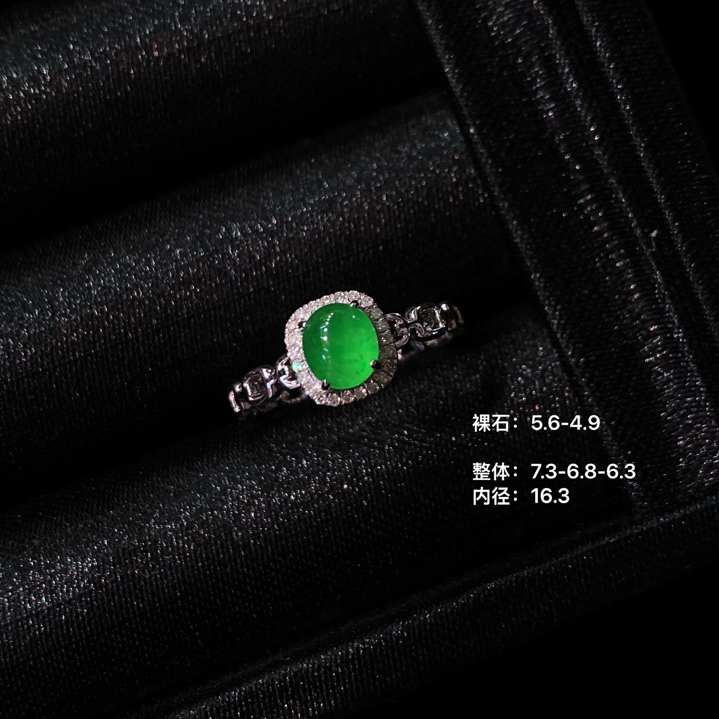 冰阳绿蛋面戒指
色泽浓郁鲜亮，圆润饱满
18k金镶嵌，简镶真的很耐看～