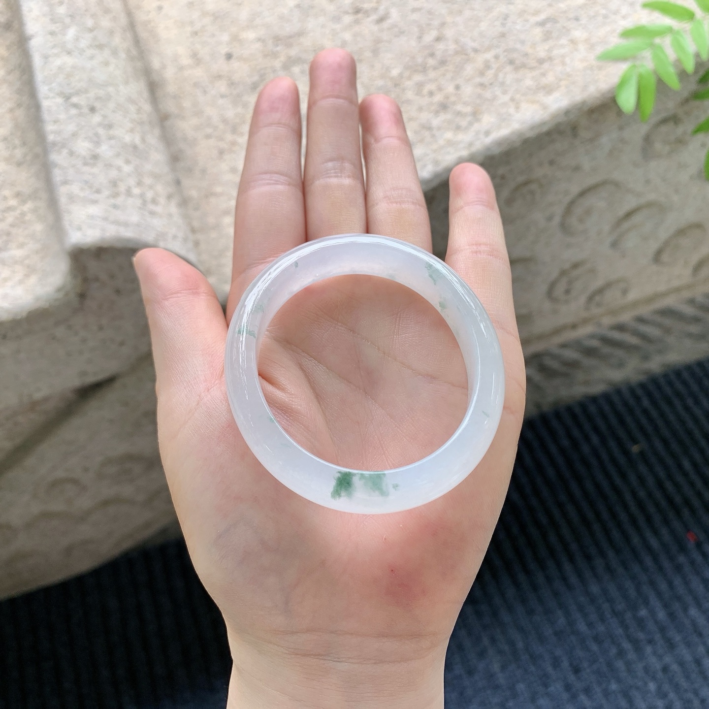 贵妃54 55【圈口】55.3/46.5/11.7/7.2【编码】DZ041213【描述】冰糯飘花，水润，种老，细腻，打灯有棉线