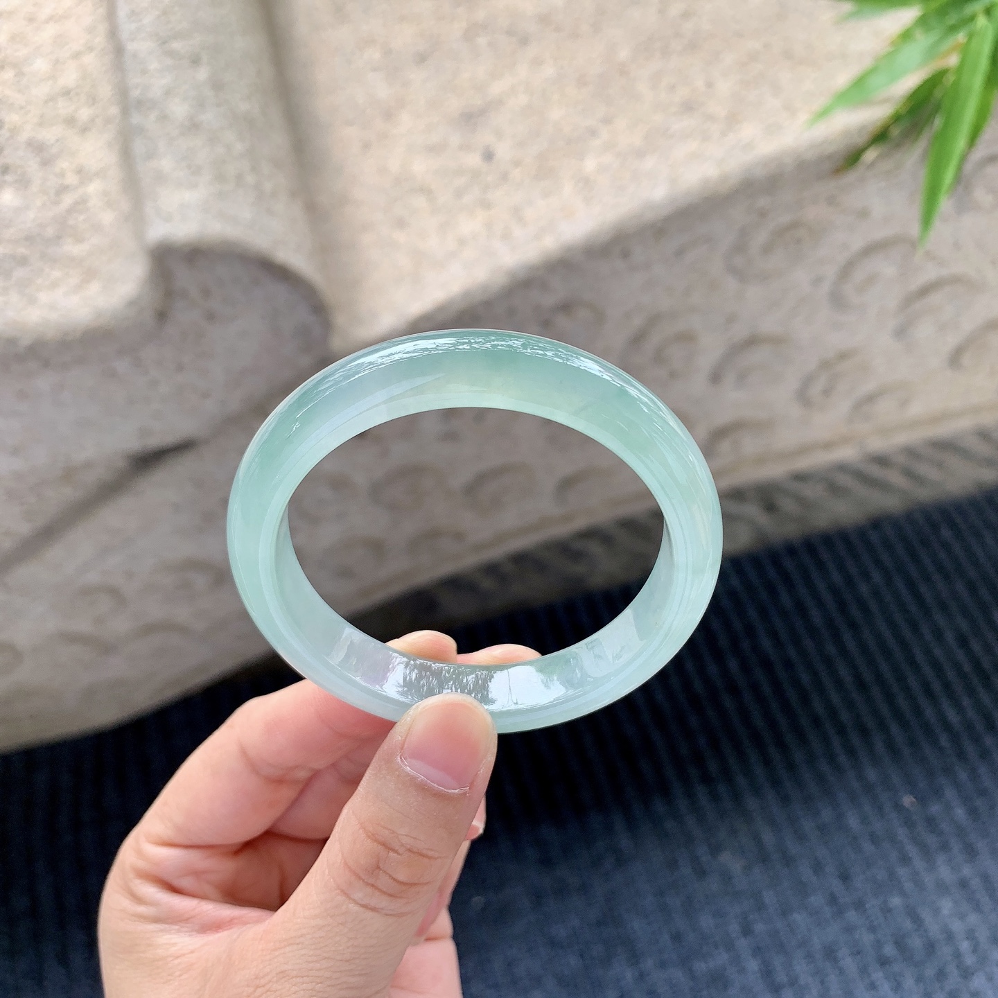 正圈51 52【圈口】51.5/11/7.5【编码】GL110880【描述】糯冰飘绿，水润，种老，细腻，无裂纹