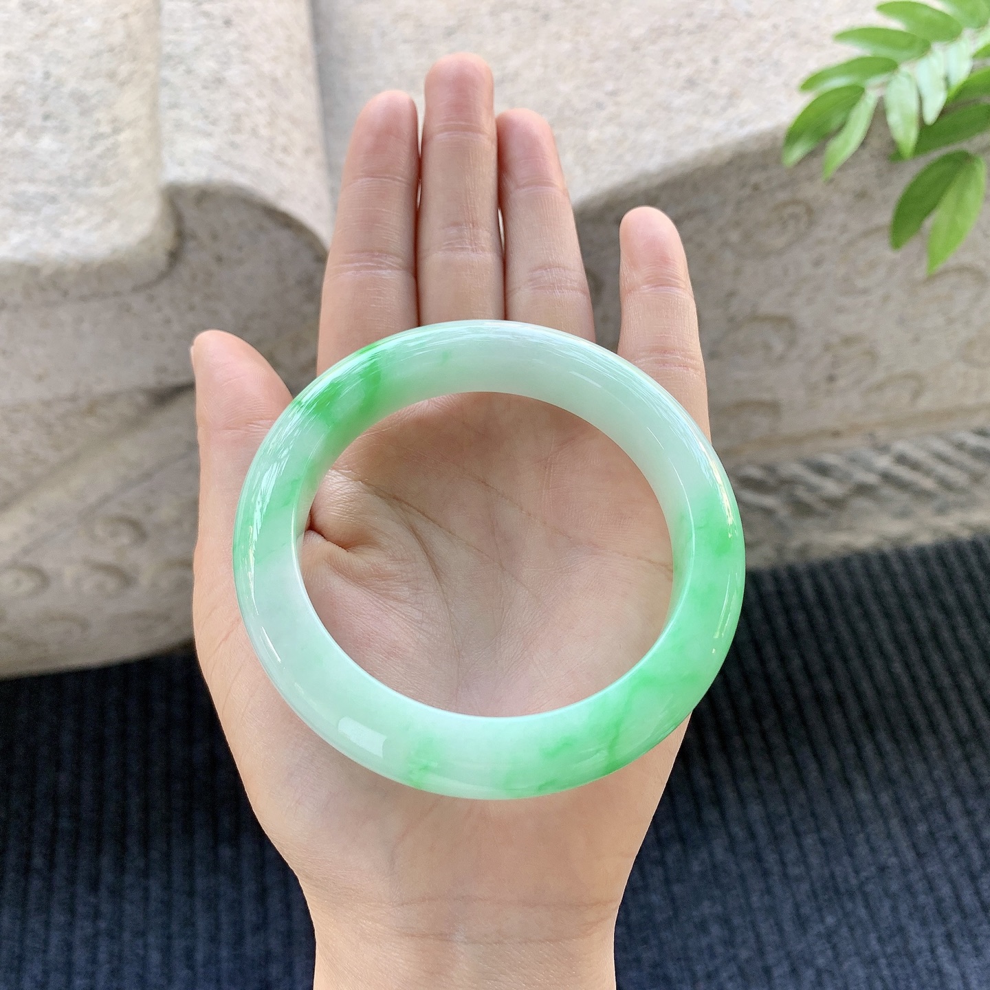 正圈58 59【圈口】59.8/12.5/10【编码】GJ121602【描述】糯冰飘阳绿，水润，种老，细腻，无裂