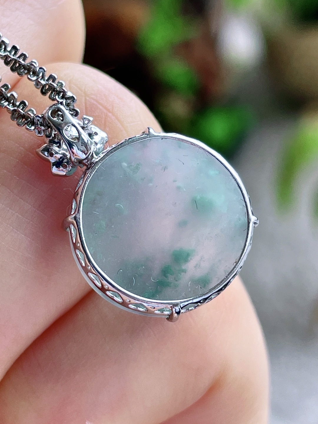 【镶嵌】冰飘花圆牌无事牌吊坠 【说明】缅料 18k金镶嵌 无裂 性比高 【整体】22.3-16.2-5 【裸石】16-2.4 【重量】3克