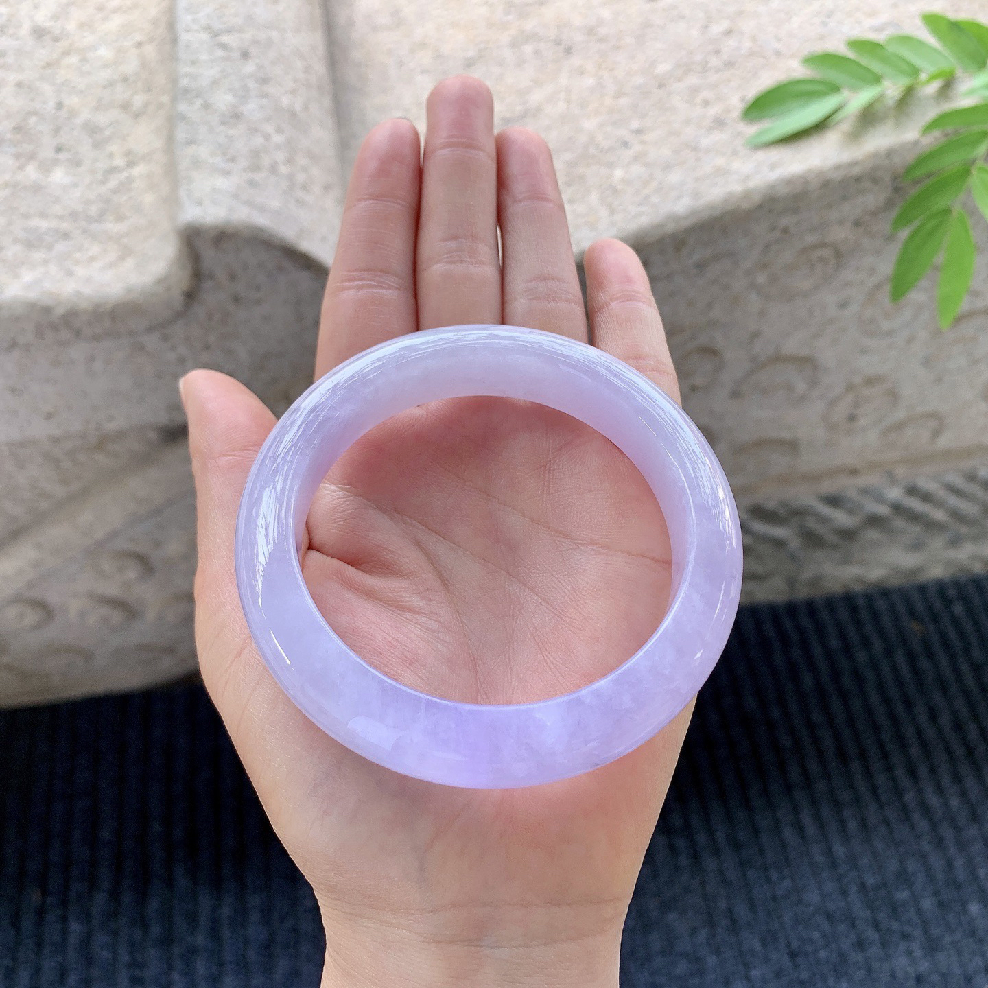 正圈59 60
【圈口】60.5/13.1/9.1
【描述】紫罗兰，满紫，水润，种老，细腻，打灯有晶体线！