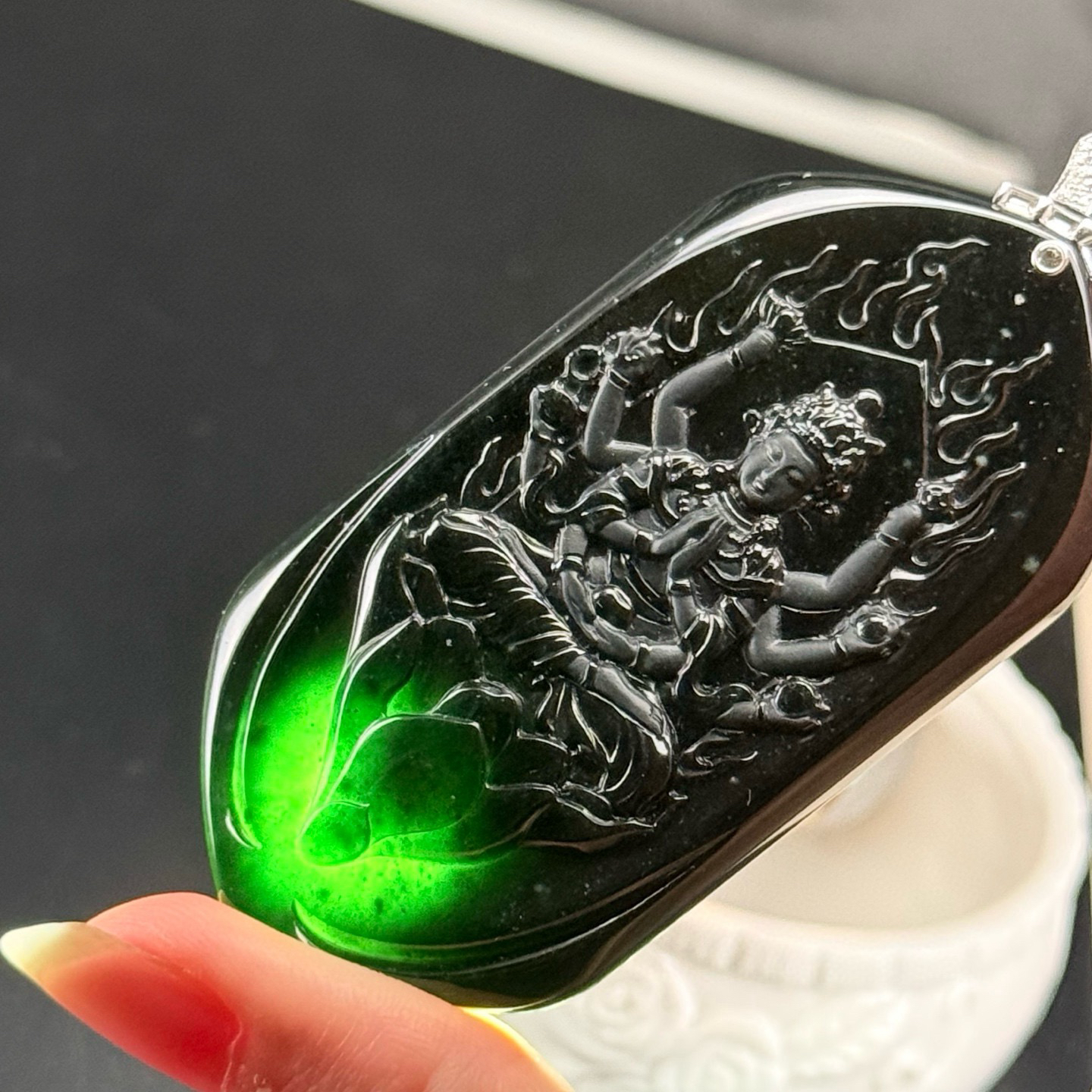 精品18k墨翠千手观音 种好色正 黑度极好 打灯通透 油性十足 尺寸80