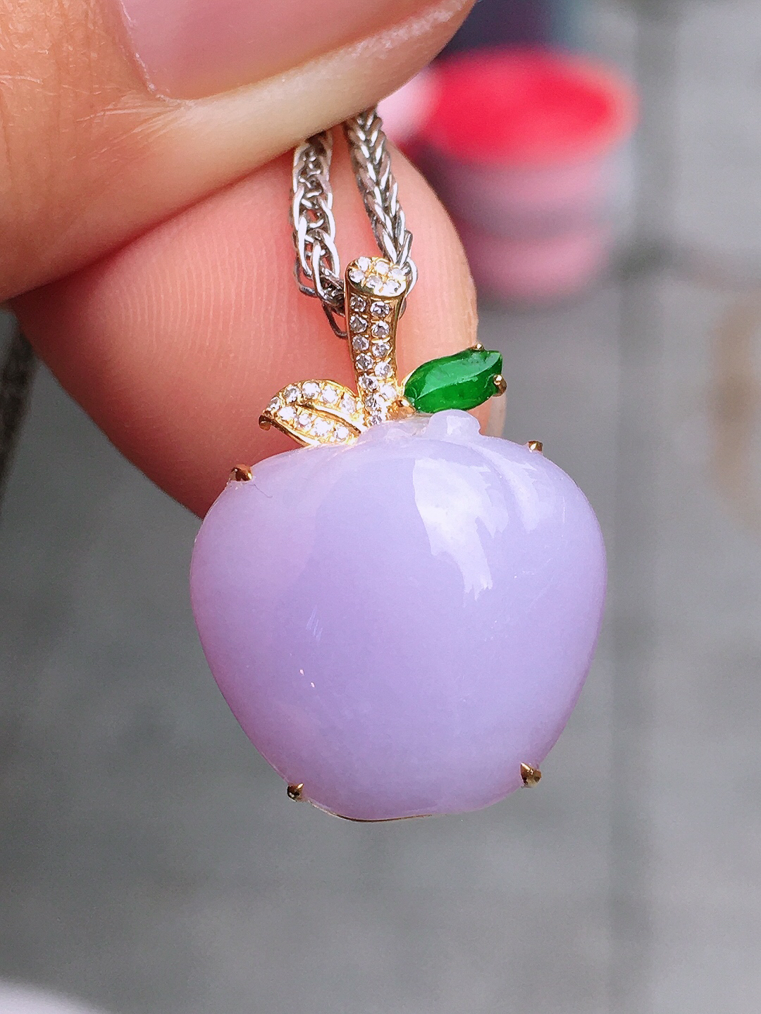 紫罗兰【苹果】吊坠，色泽均匀艳丽，玉质细腻，荧光感超
强，饱满圆润，尽显优雅气质，18k
金豪华镶嵌