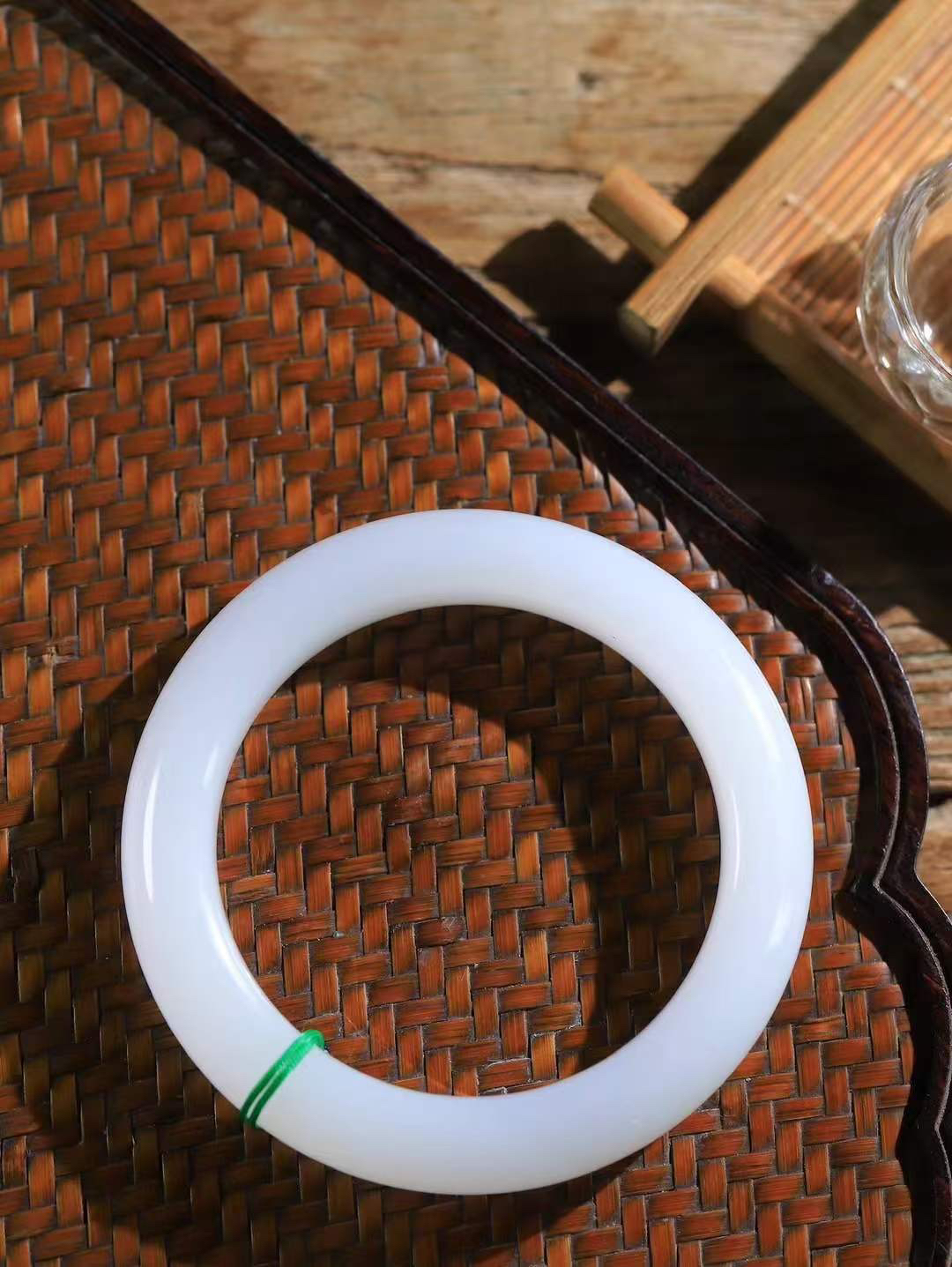 【情有独钟.手镯】

精品和田玉白玉手镯 玉质温润细腻 油性十足 手感舒适，高华雅逸，线条流畅，简约大气，美自天成，素雅高贵。佩戴于腕间，婉约之美，举手投足间透出那低调奢华。重75克 内径57.5mm 尺寸13-10.5mm   FDL-79401251