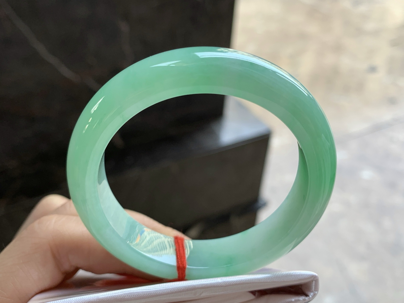 50.5-12.3-8

晴绿手镯^_^玉质温润 细腻