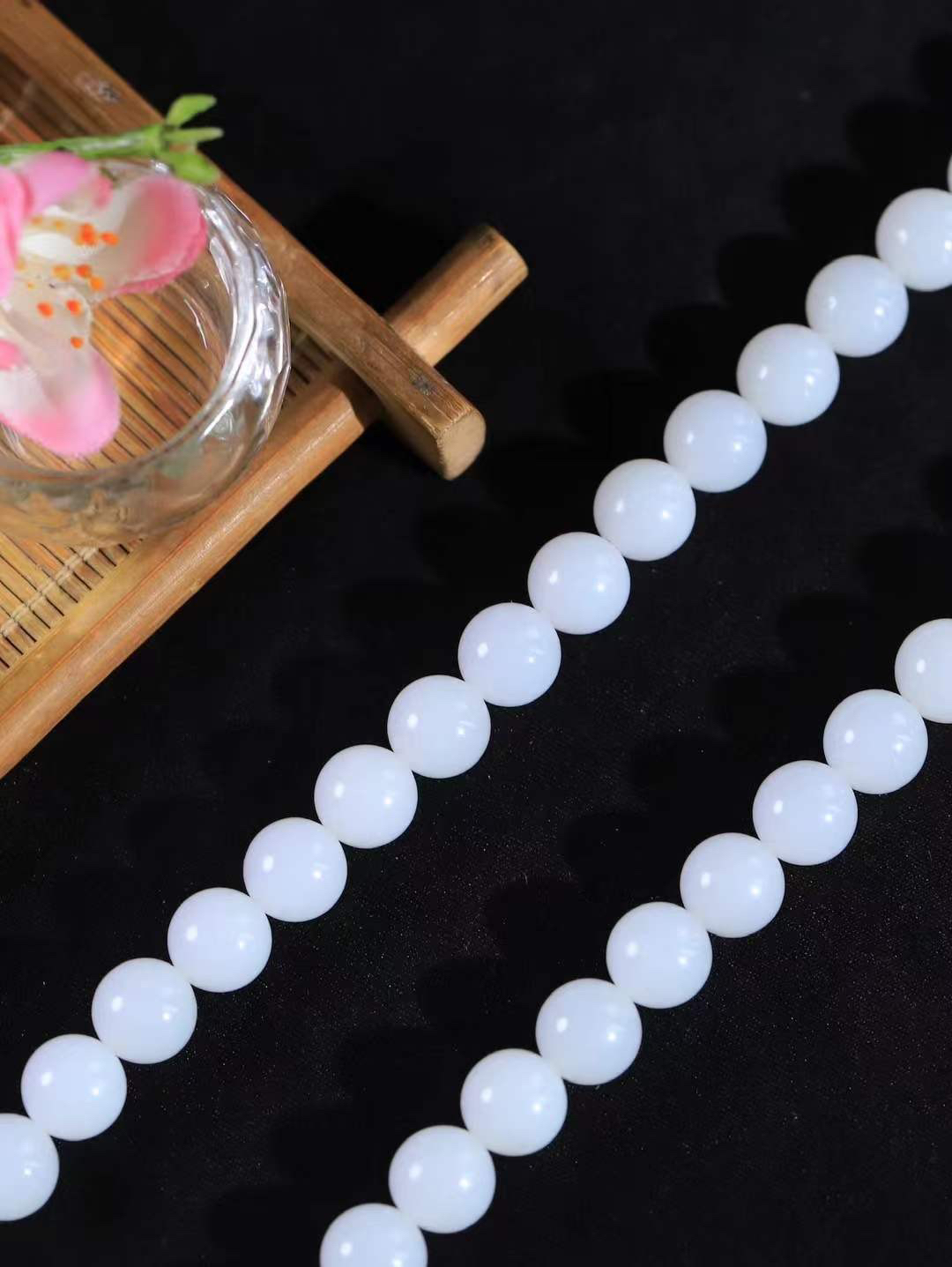 【珠圆玉润.项链】

精品和田玉白玉珠圆玉润项链，项链承载断除百八烦恼的祈愿，亦合四时流转之圆满，腕间颈间皆藏着人们对平安顺遂、福泽绵长的温柔期许。
重73.3克  尺寸取一9.9mm  45401099A